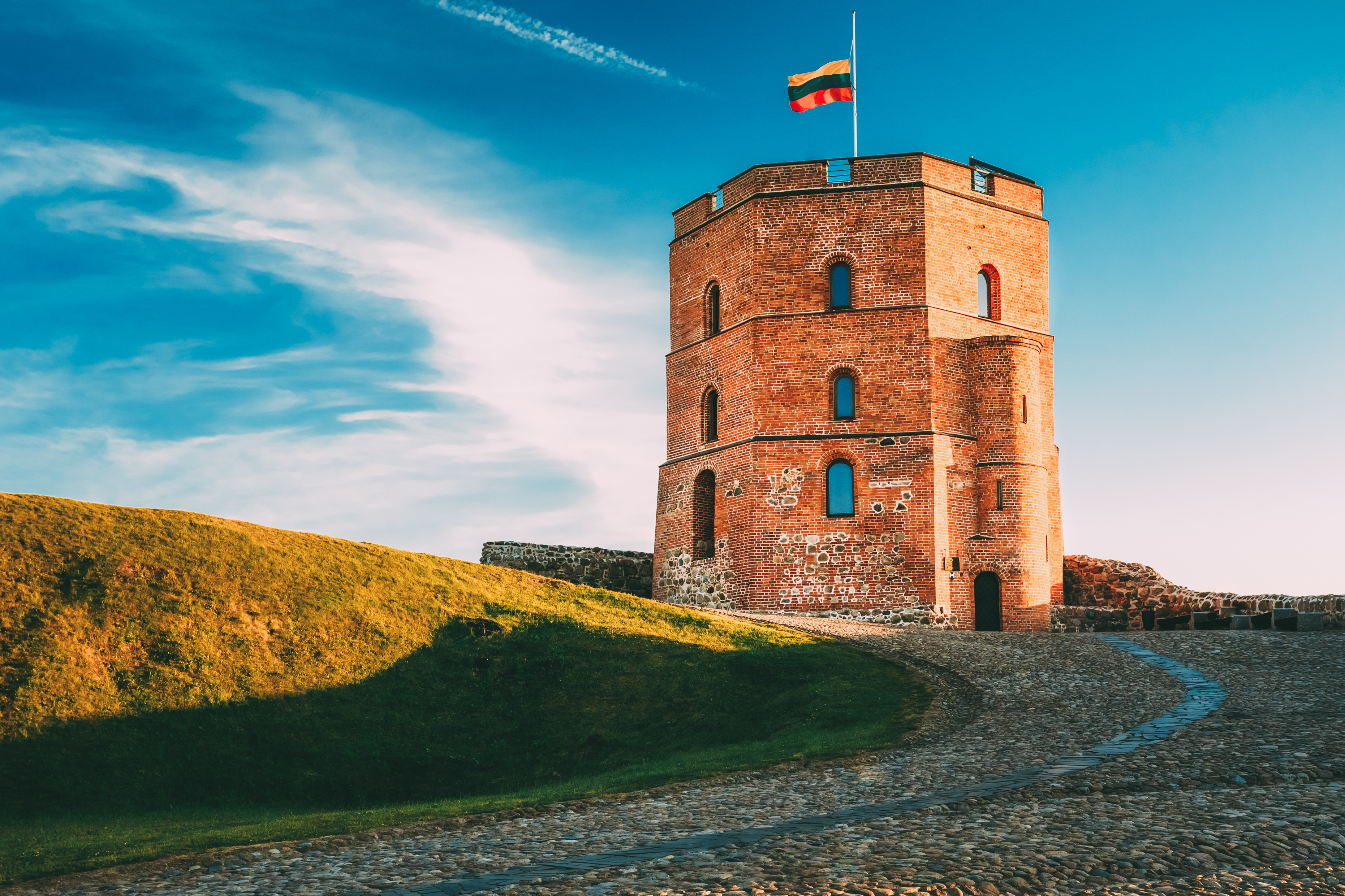 Det ikoniske Gediminas-tårn på bakketoppen i Vilnius, Litauens mest kendte historiske monument fra middelalderen