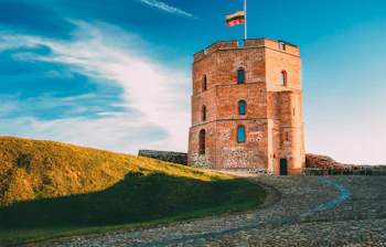 Det ikoniske Gediminas-tårn på bakketoppen i Vilnius, Litauens mest kendte historiske monument fra middelalderen