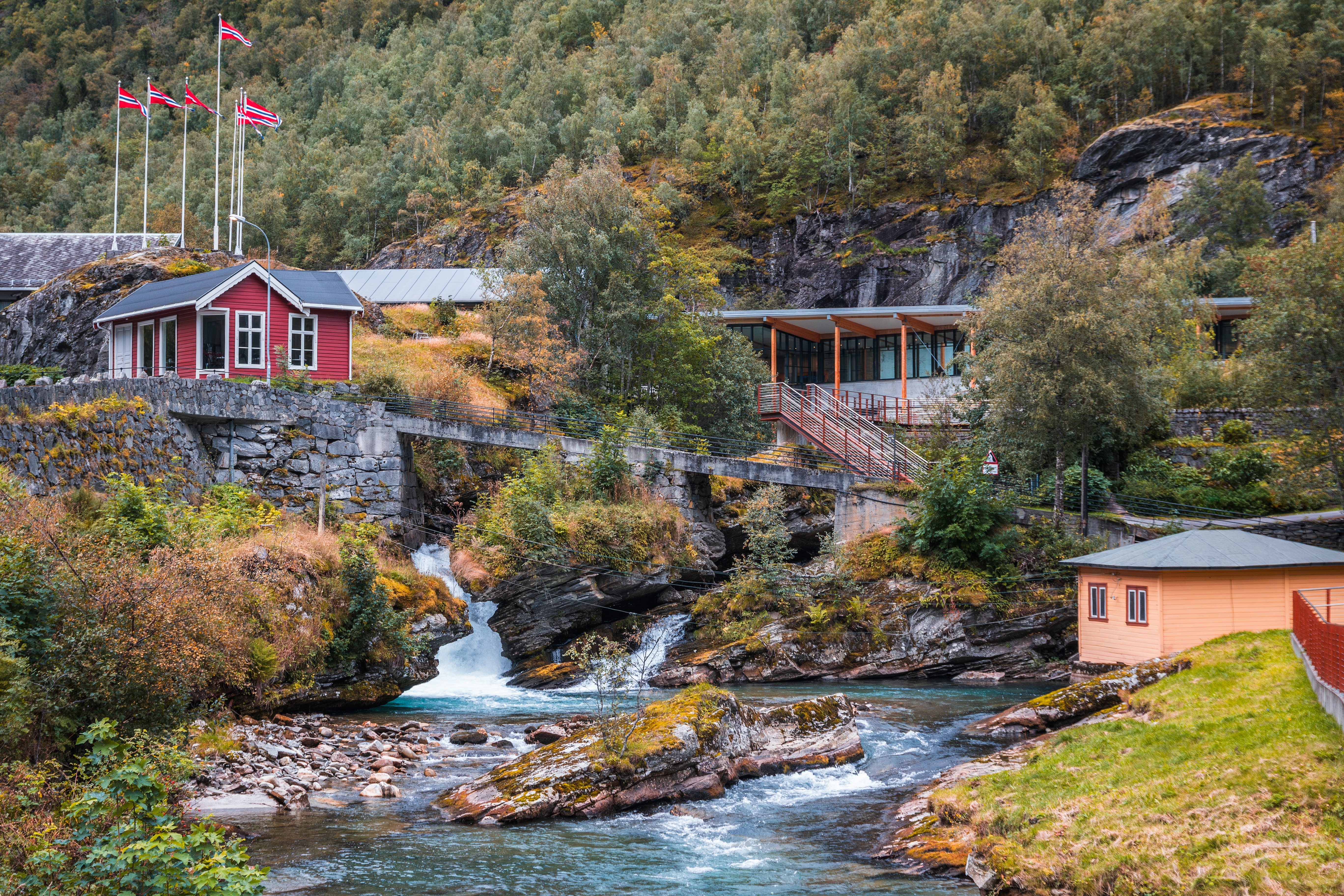 Fossevandring vandreruten langs det brusende Storfossen vandfald i Geiranger landsby med Norsk Fjordcenter, Norge
