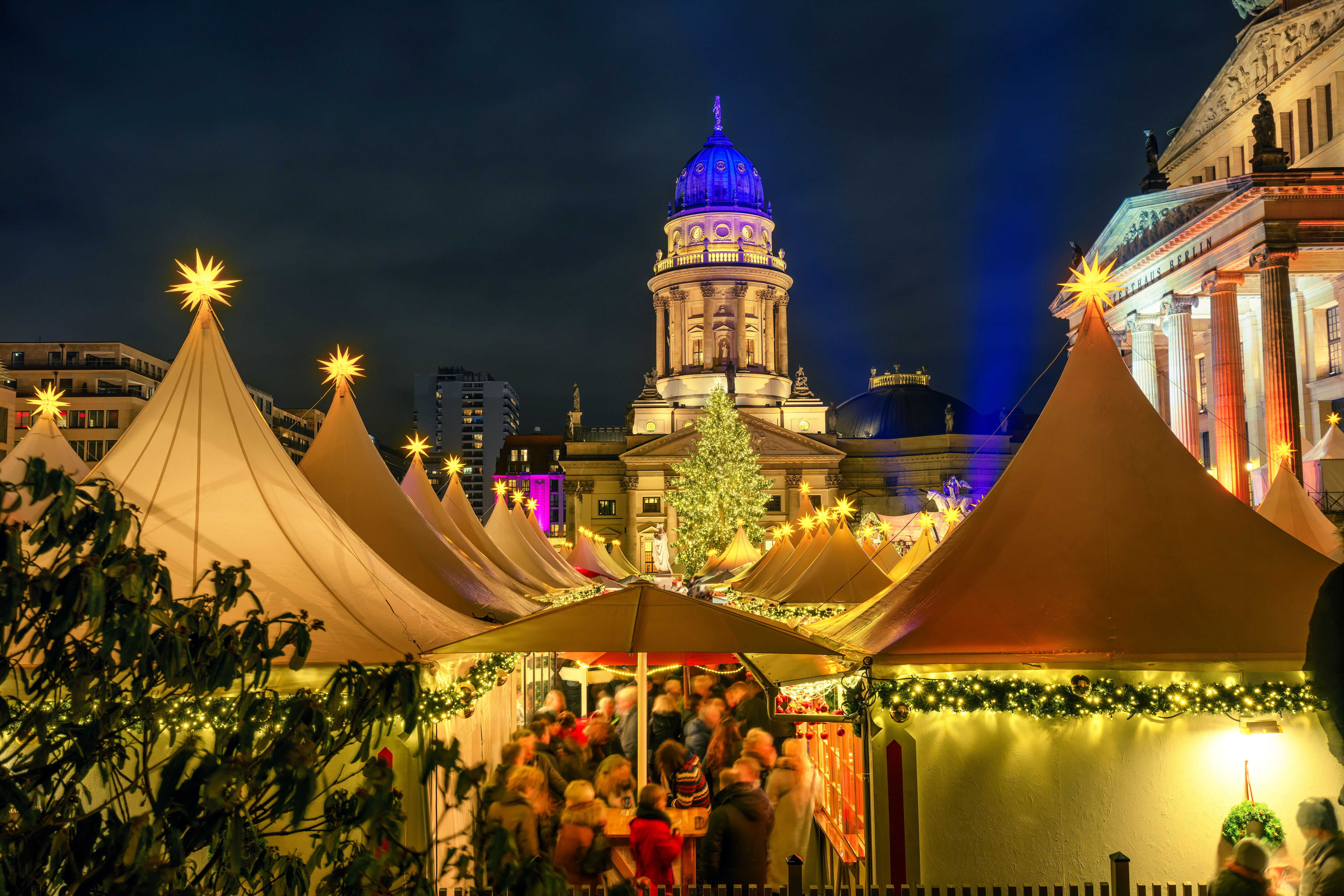Berlins berømte julemarked på Gendarmenmarkt plads med smuk oplyst domkirke