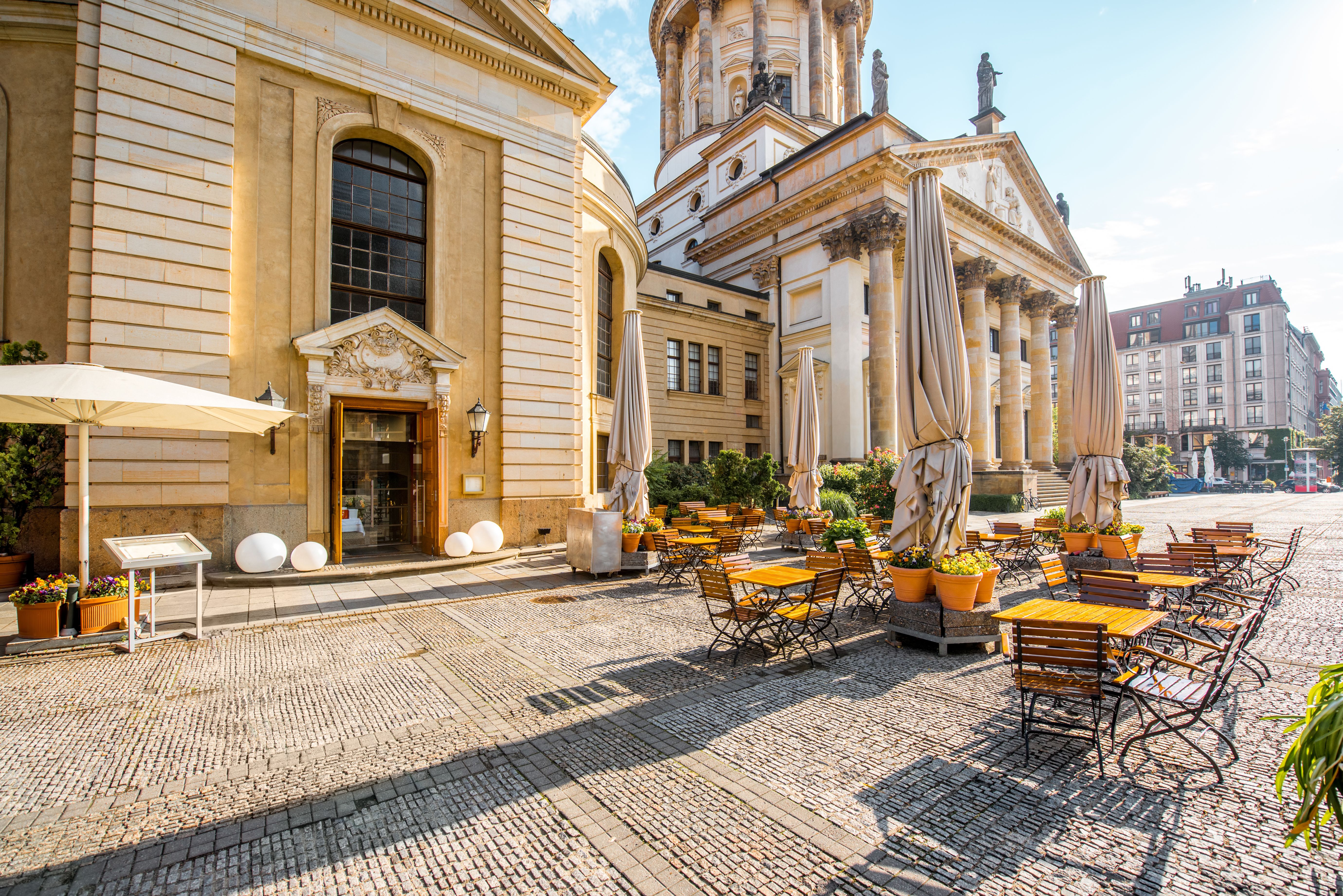 Berlins berømte Gendarmenmarkt med French Cathedral og cafe med parasoller