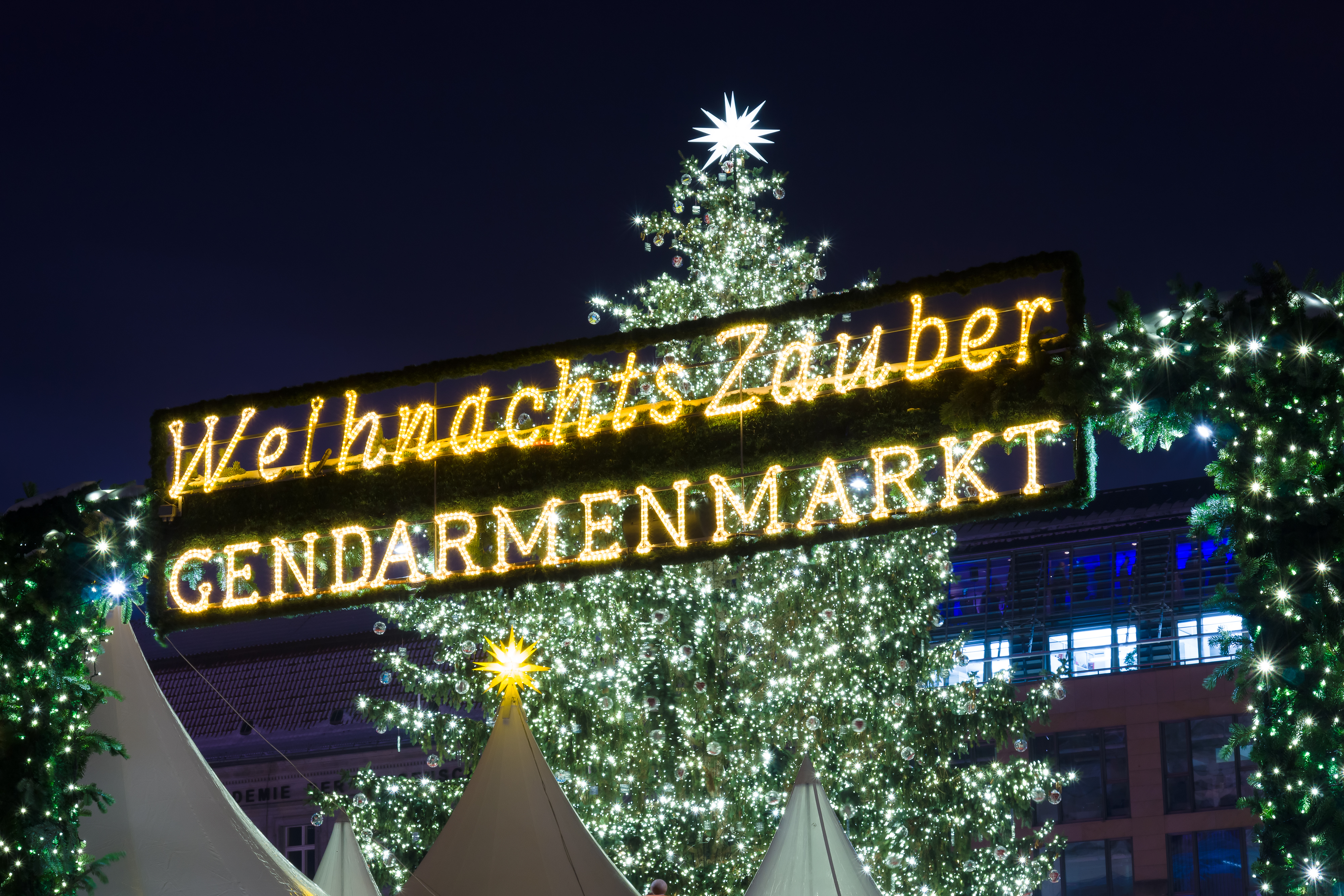 Berlins berømte Gendarmenmarkt julemarked med oplyst juletræ og festlig indgangsportal