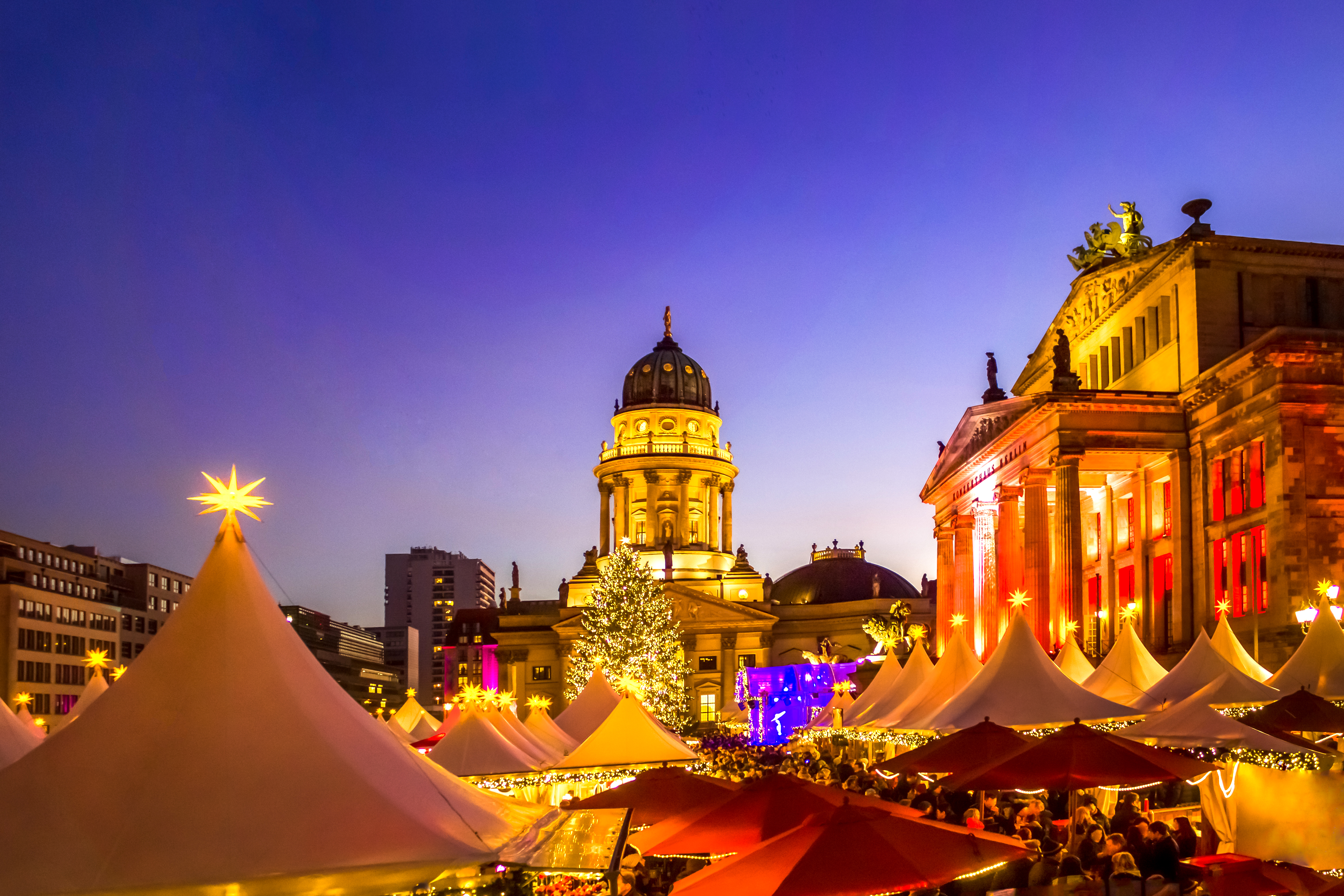 Gendarmenmarkt julemarked i Berlin med oplyst fransk katedral og koncertsal