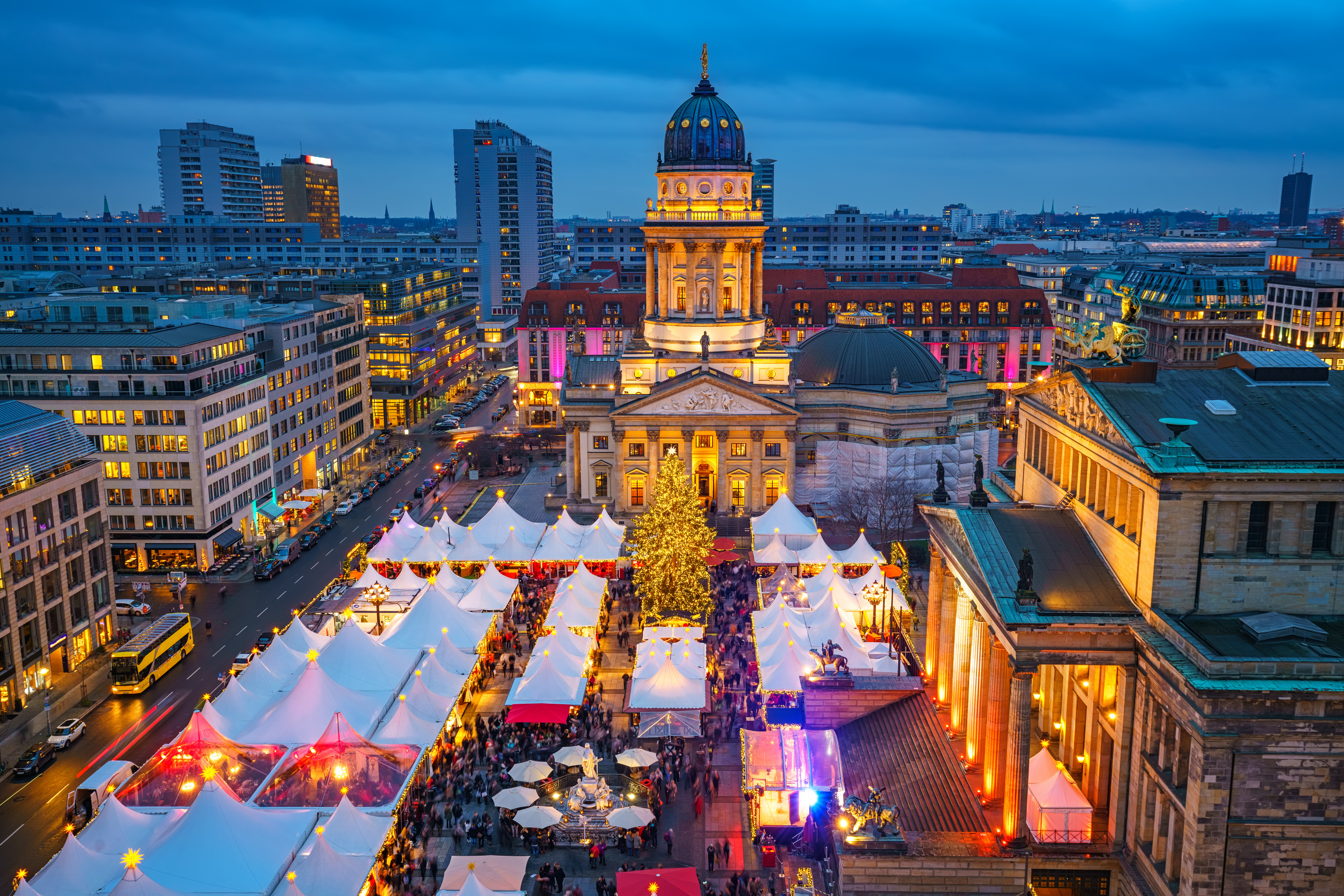Eventyrligt julemarked på den berømte Gendarmenmarkt i Berlin med festlige boder og julepynt. Den ikoniske plads med den oplyste Deutscher Dom og Konzerthaus danner en perfekt ramme for den traditionelle tyske julefeiring