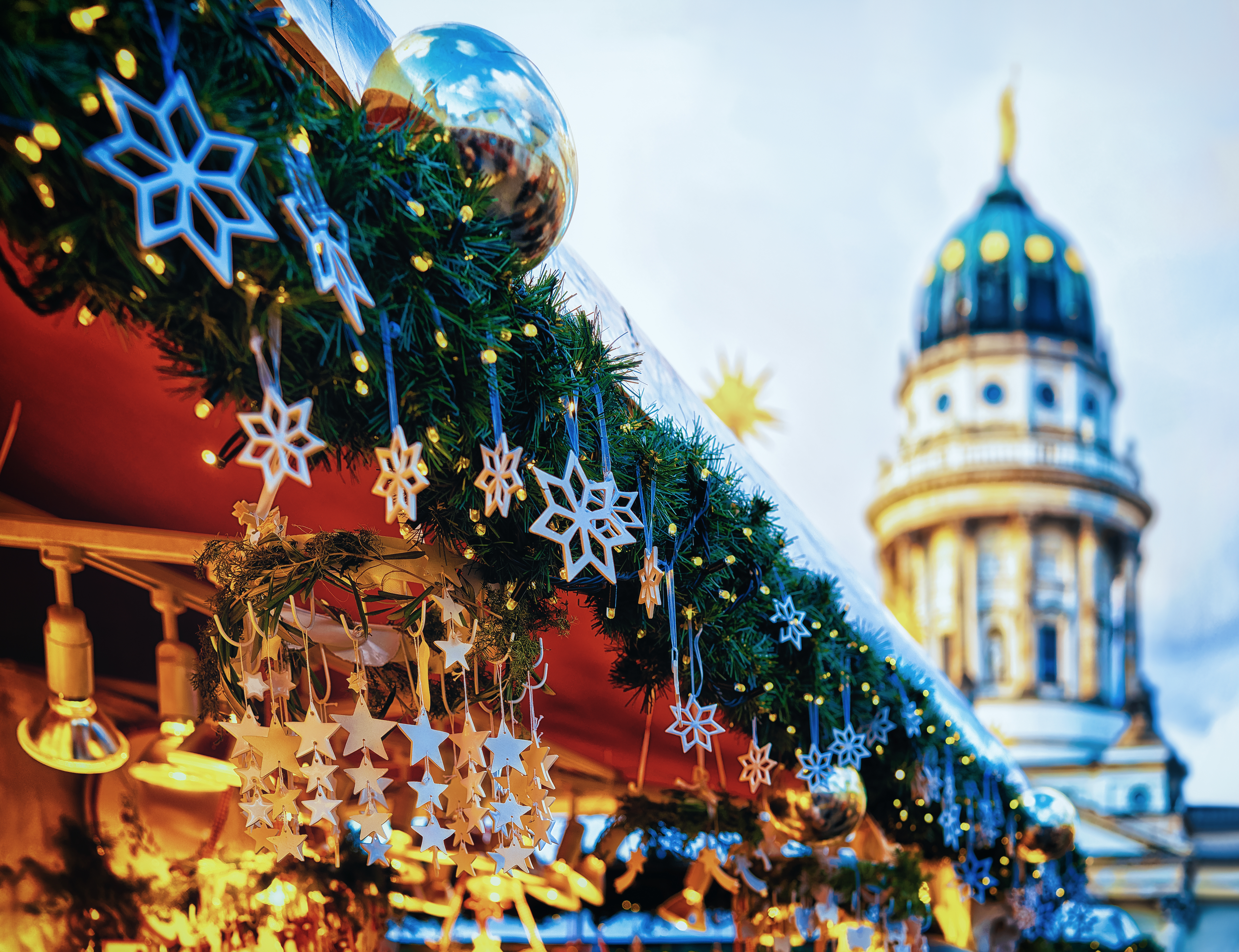 Romantisk julemarked på Gendarmenmarkt med Fransk Dom kirke, Berlin Tyskland