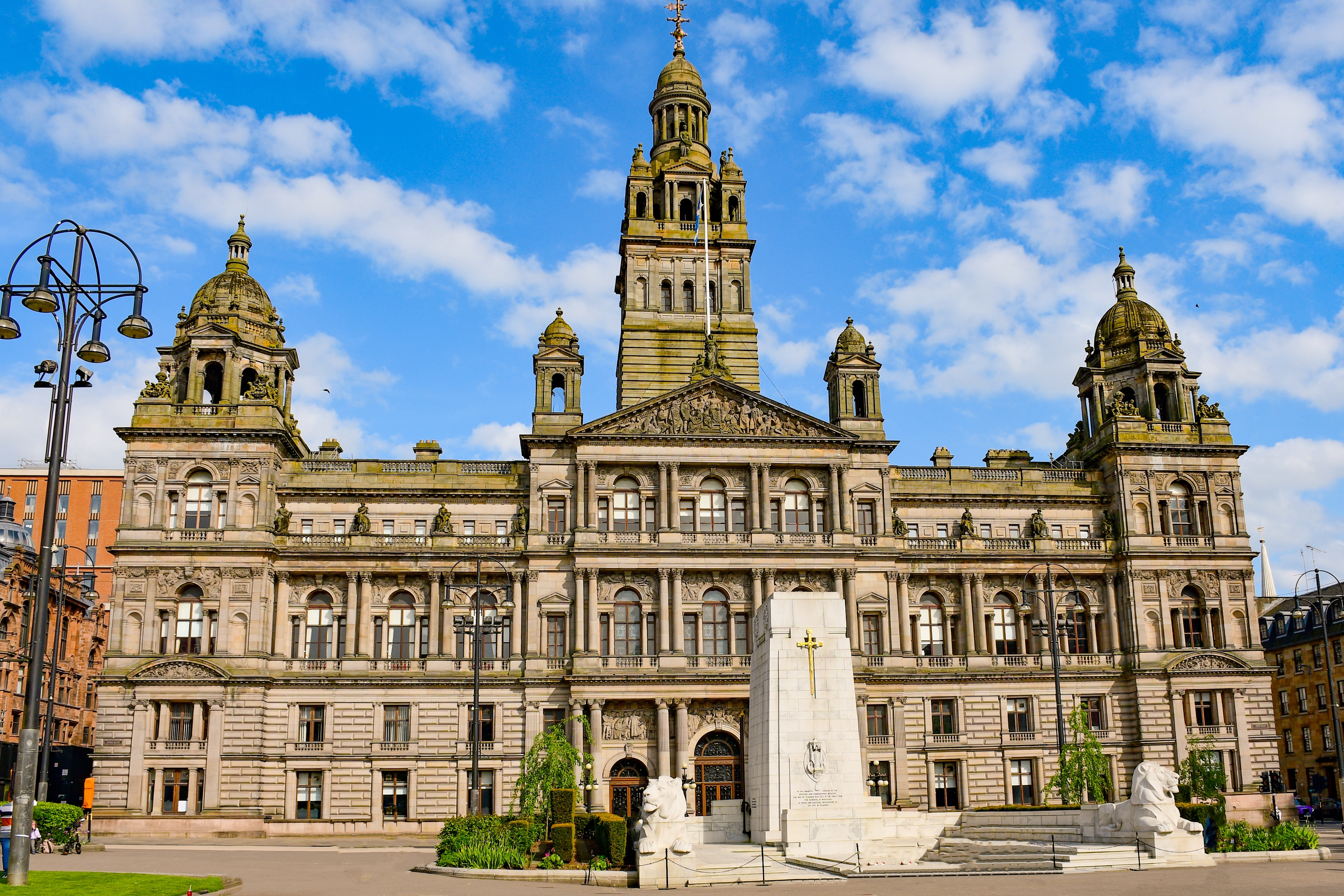Historisk rådhus ved George Square i Glasgow med krigsmonument foran