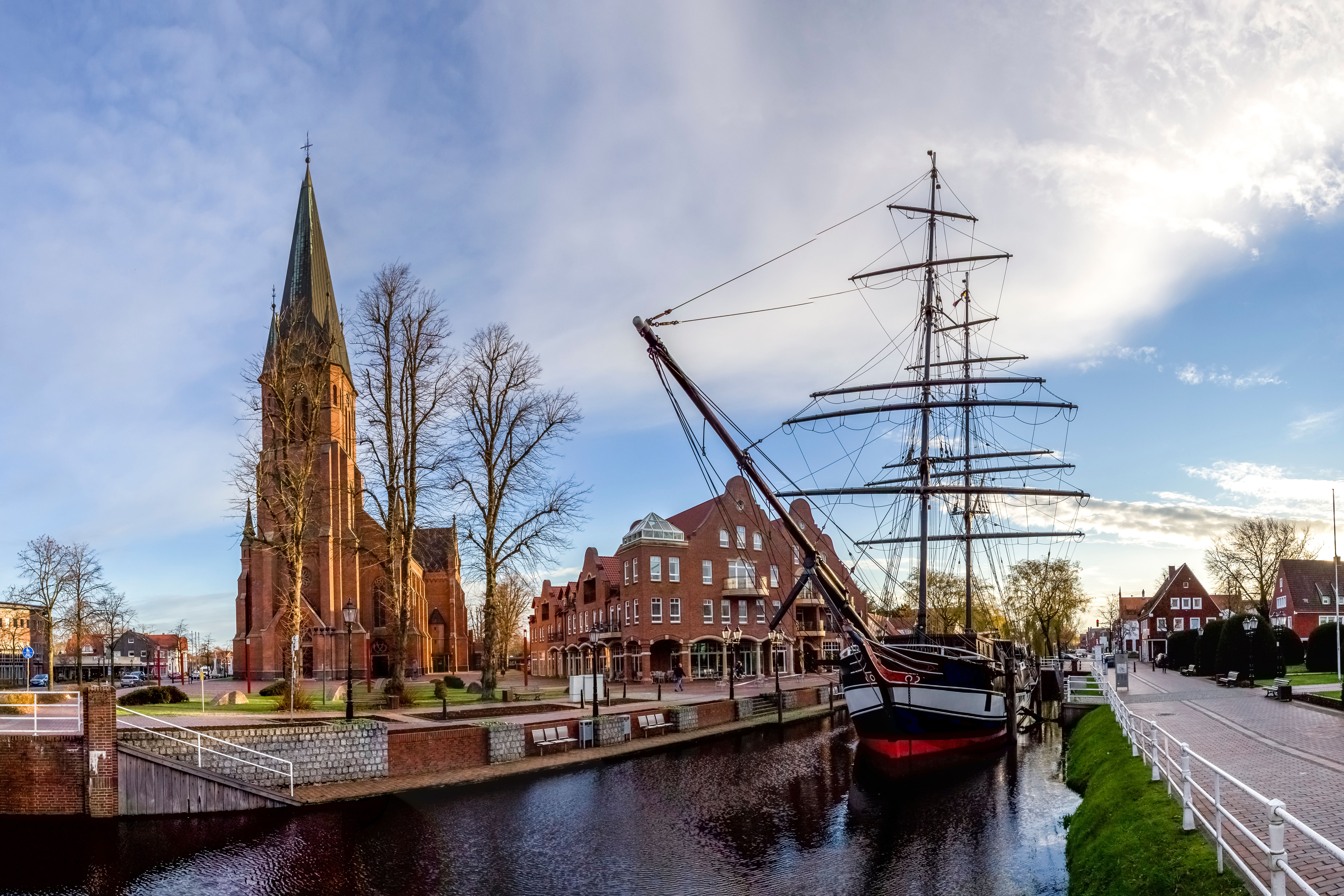 Papenburg kanal med sejlskib og kirke - populær turistdestination i Tyskland