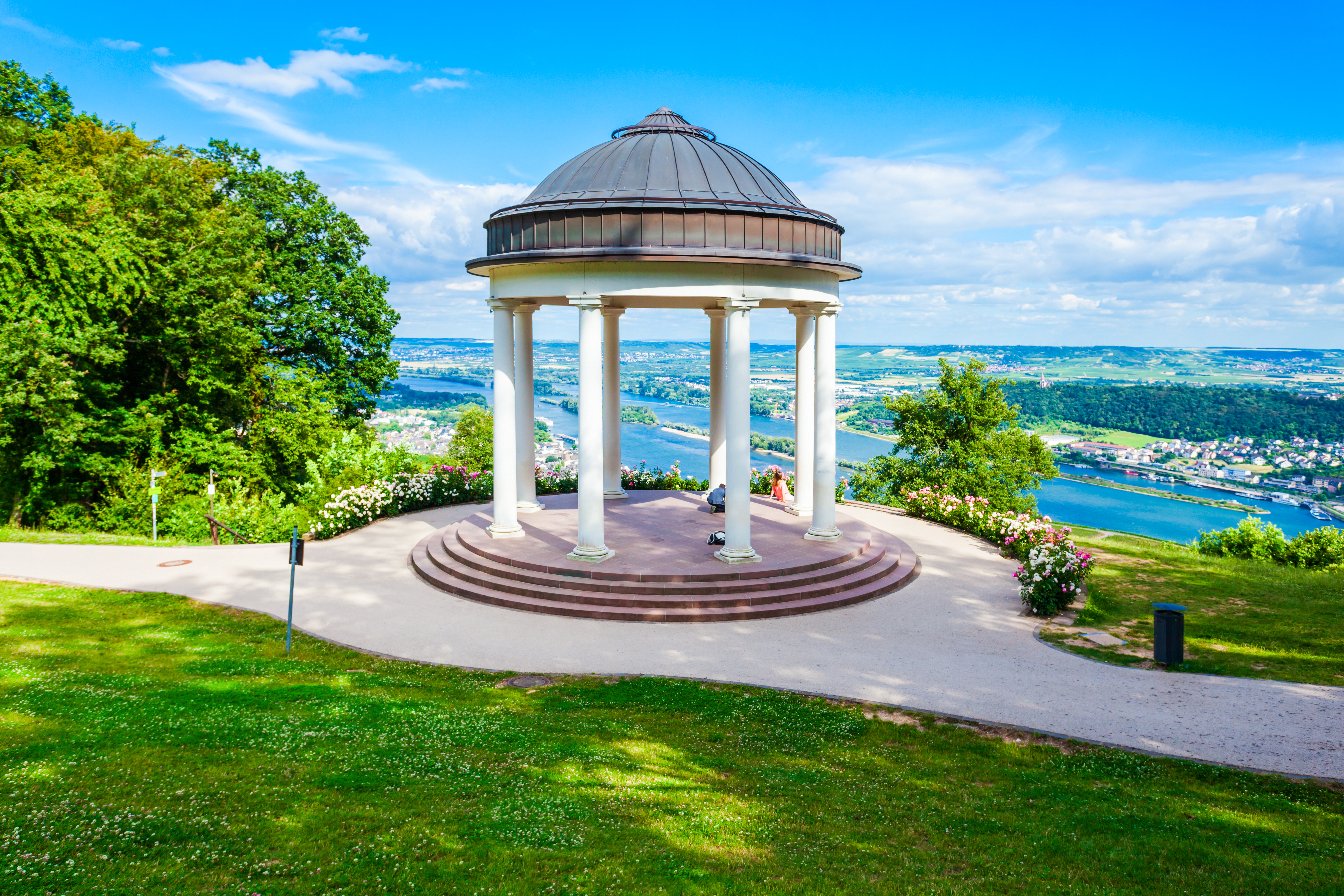 Elegant pavillon med klassiske søjler og fantastisk udsigt over Rhindalen Tyskland