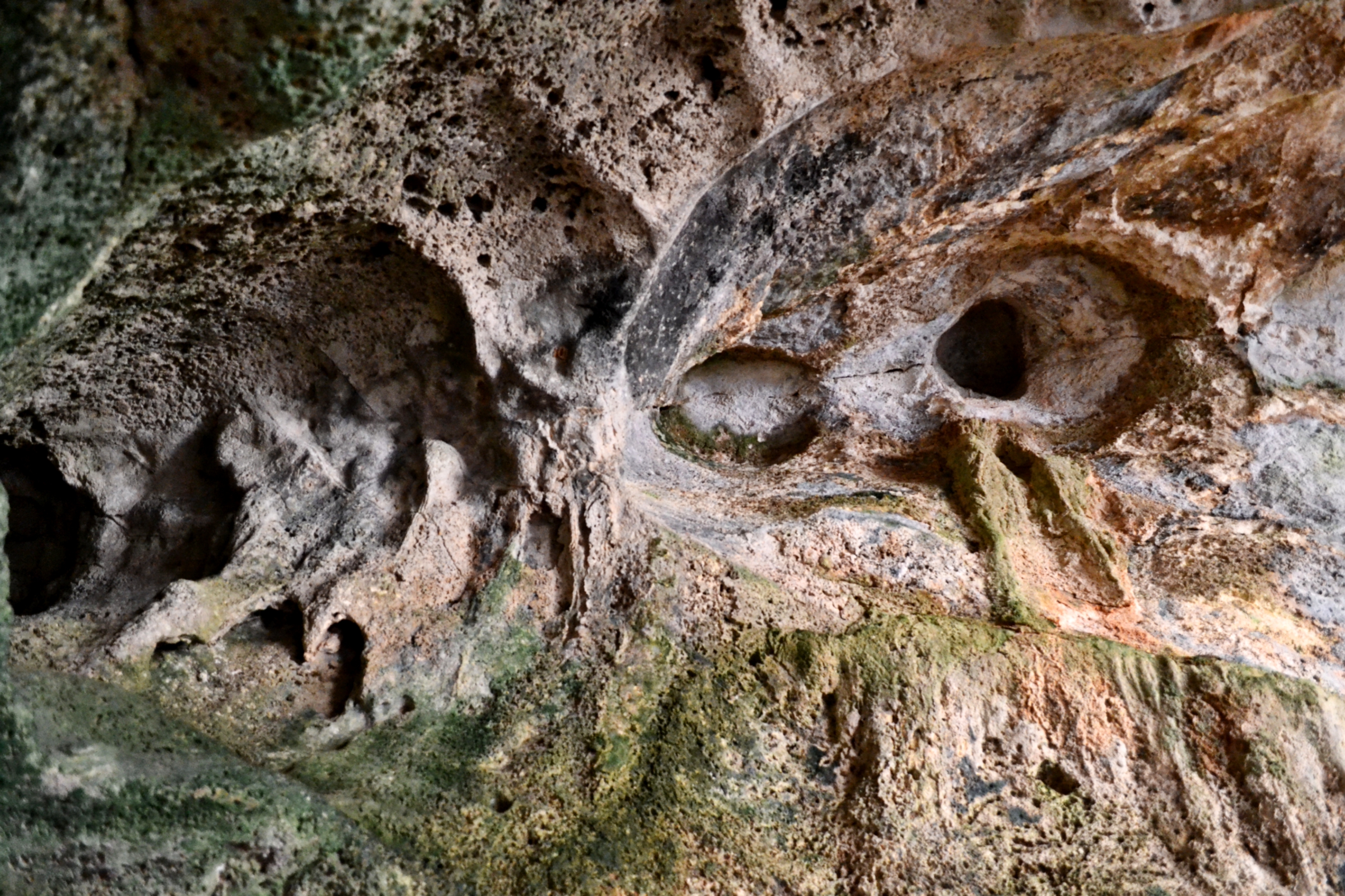 Naturlige hulesystemer og klippeformationer på Malta