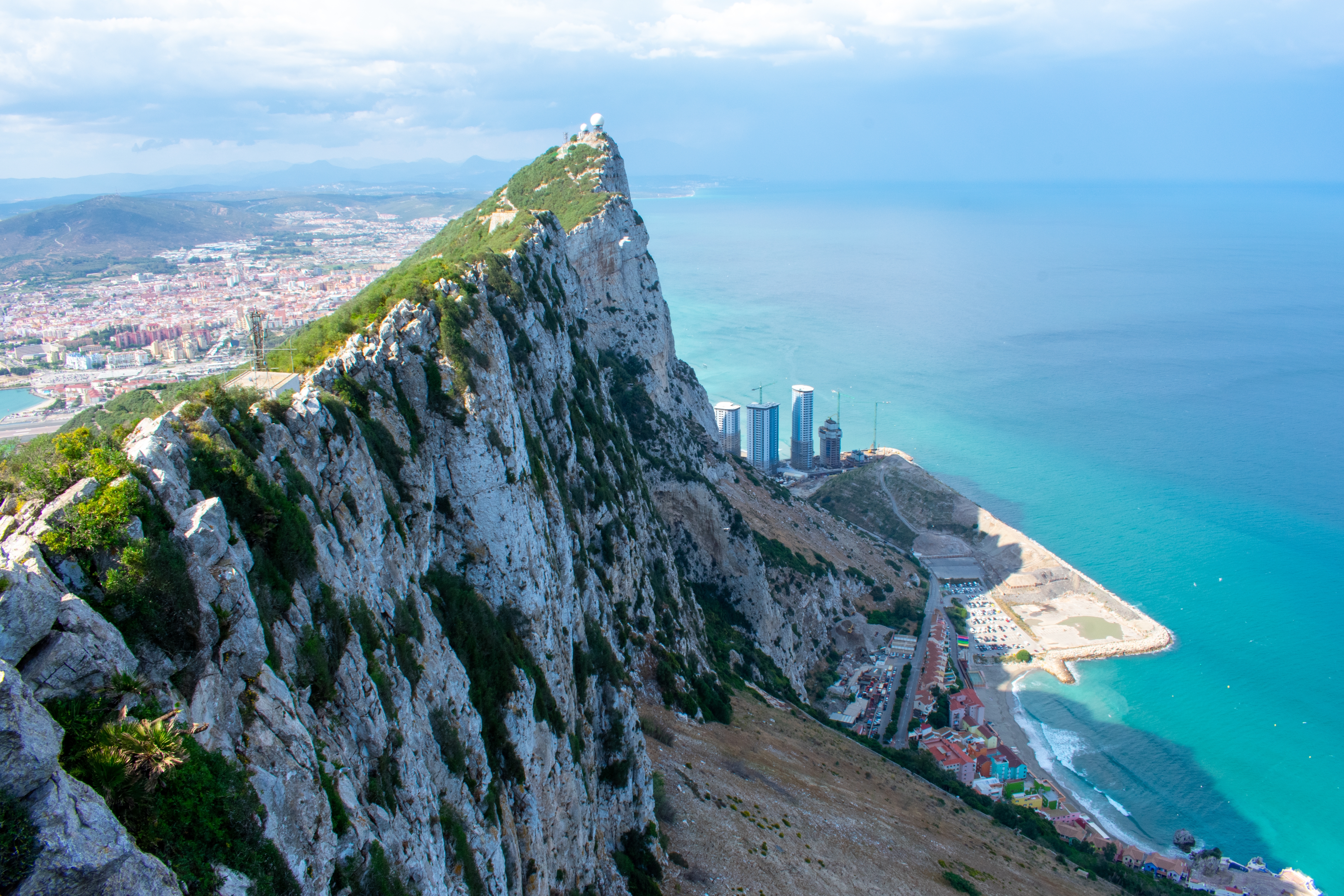Gibraltar kalkstensklippe ved Middelhavet med luksuriøs marina