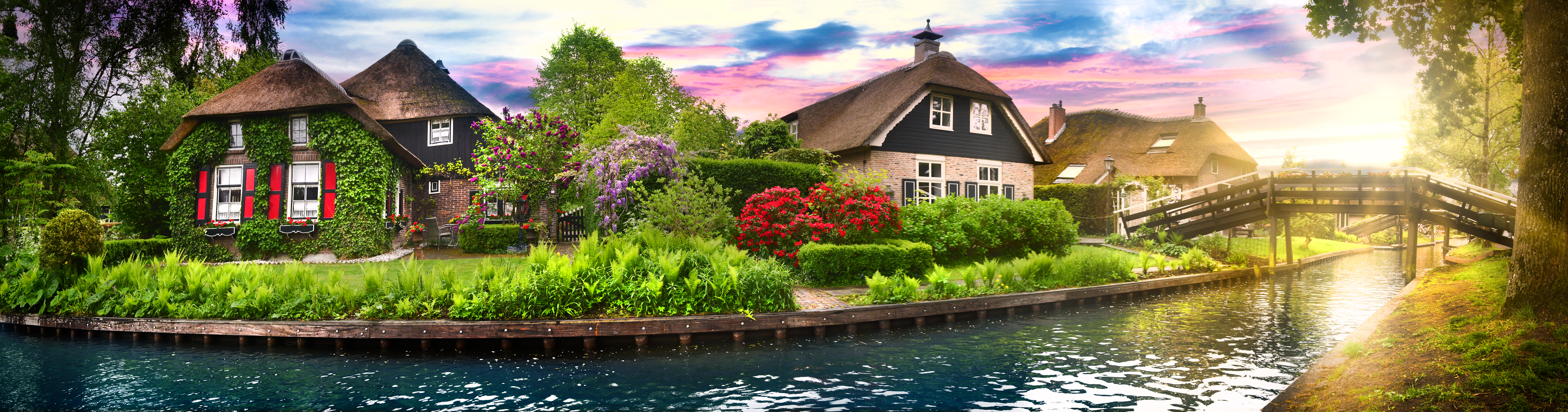 Autentiske bondegårde med stråtag i Giethoorn kendt som Nordens Venezia i Holland