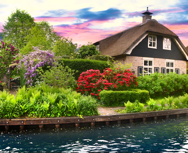 Autentiske bondegårde med stråtag i Giethoorn kendt som Nordens Venezia i Holland