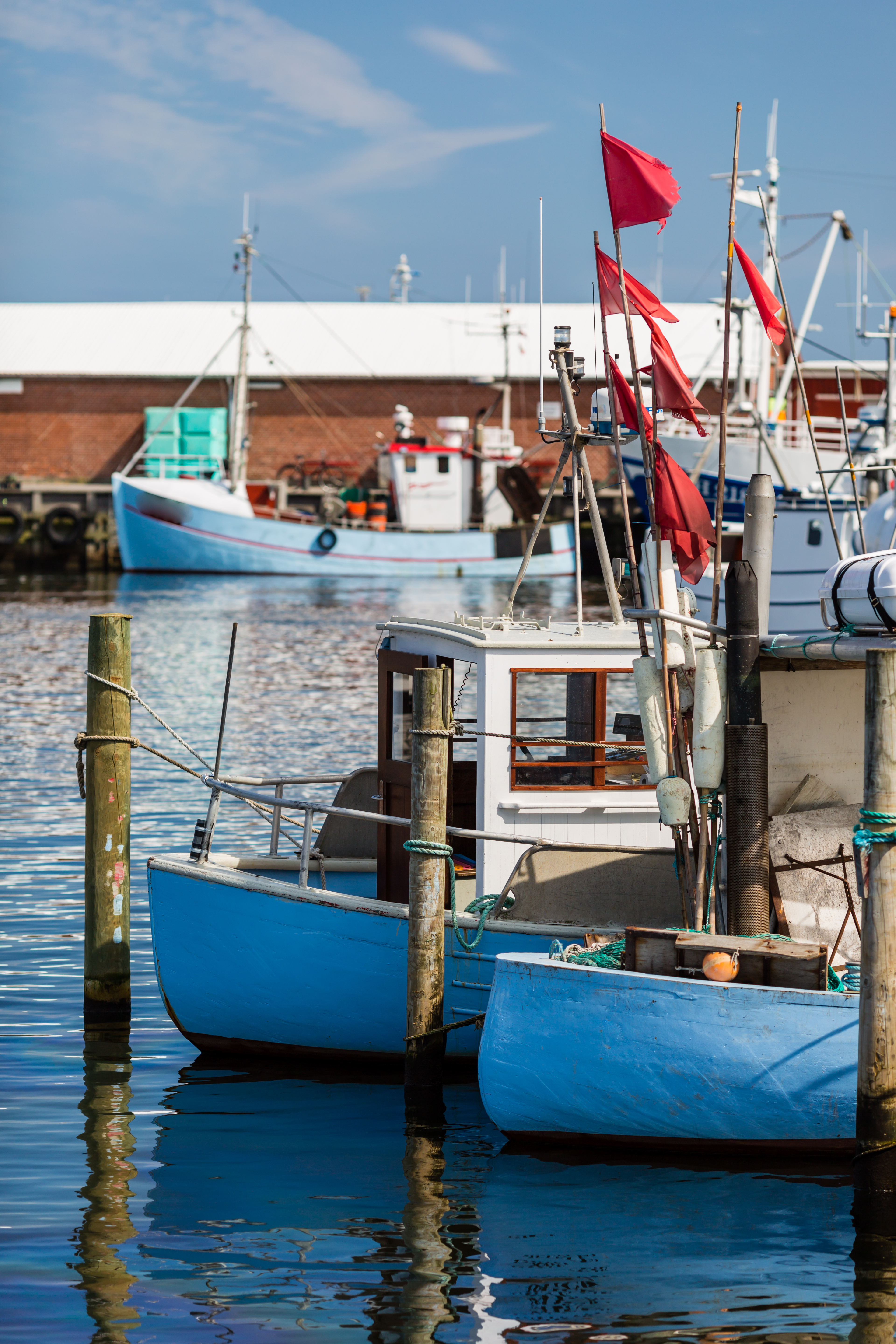 Pittoresk udsigt over Gilleleje havn med fiskerbåde