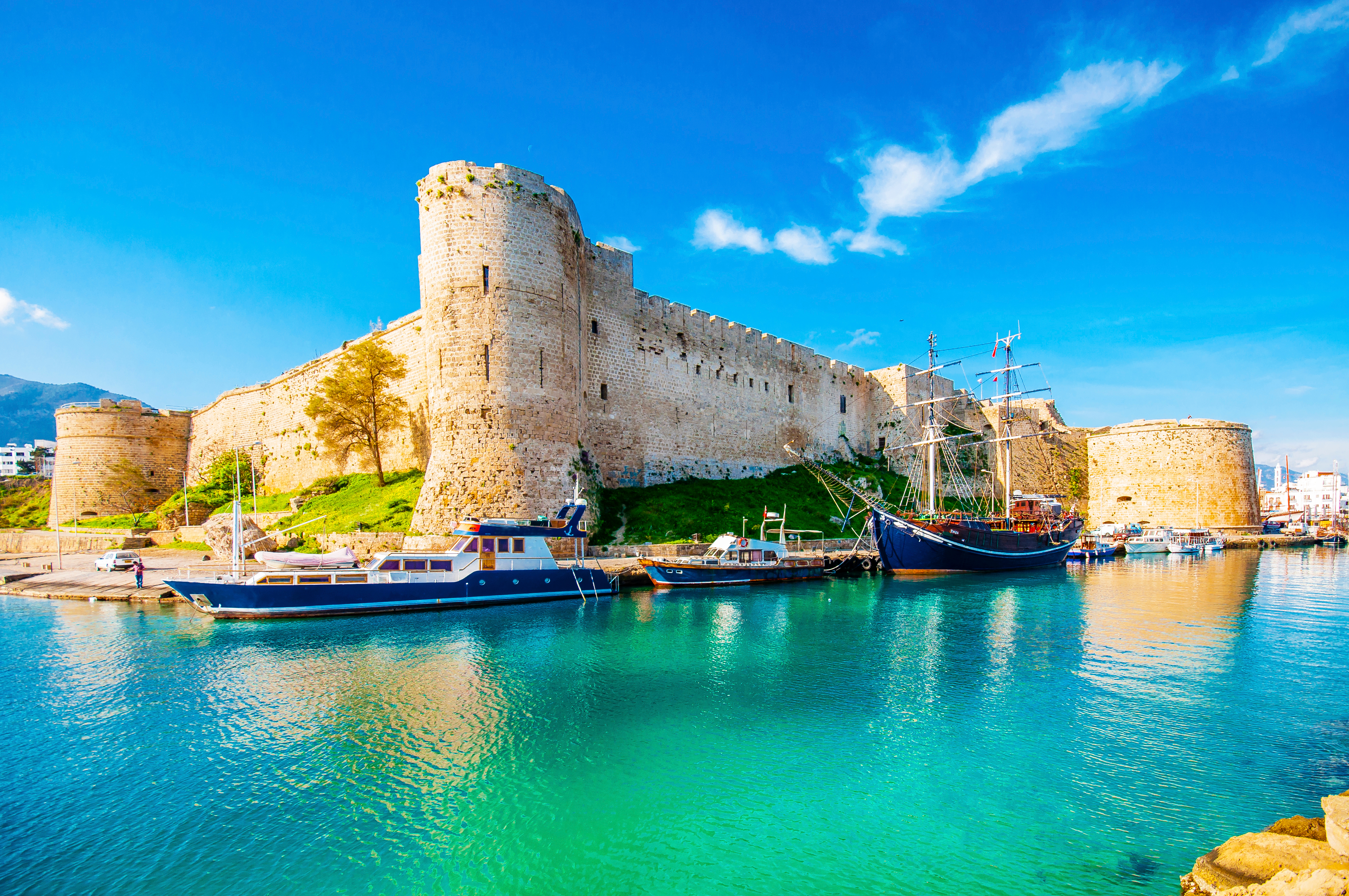 Det fascinerende Girne-slot (Kyrenia Castle) med den livlige marina og det krystalklare Middelhav i Nordcypern