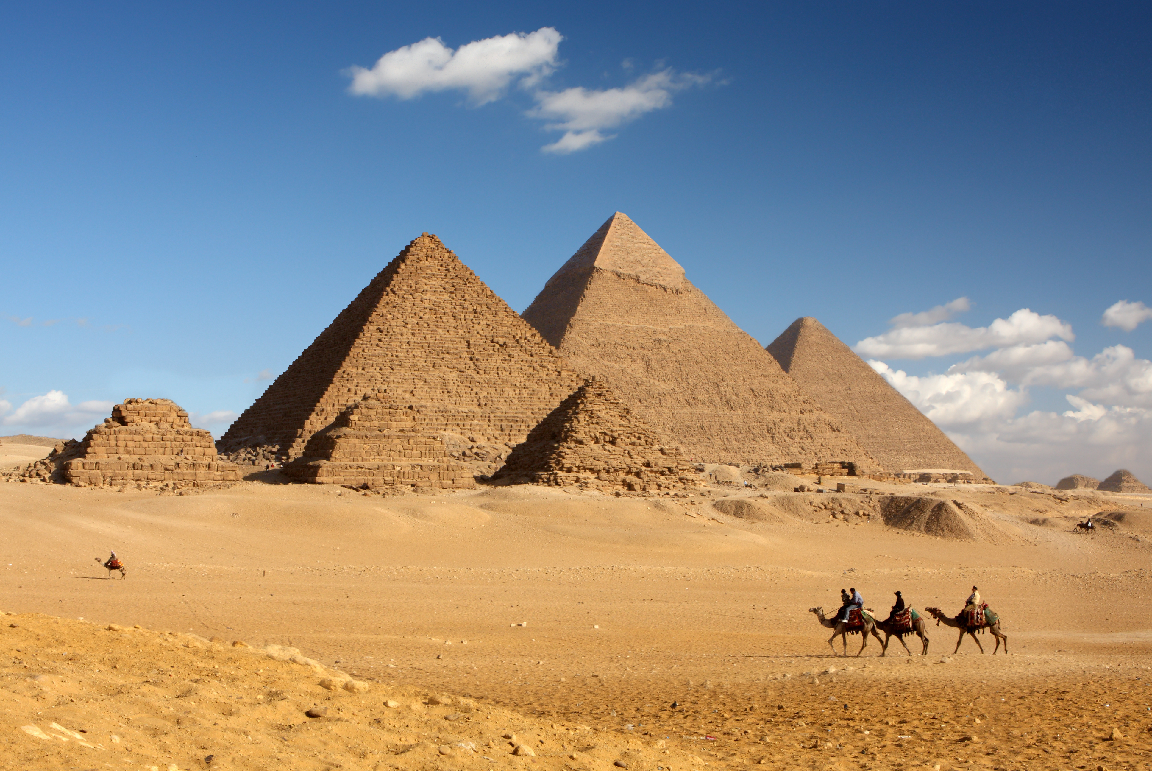 Pyramiderne ved Giza inklusiv Khufus og Khafres pyramider med kameler og beduiner i den egyptiske ørken