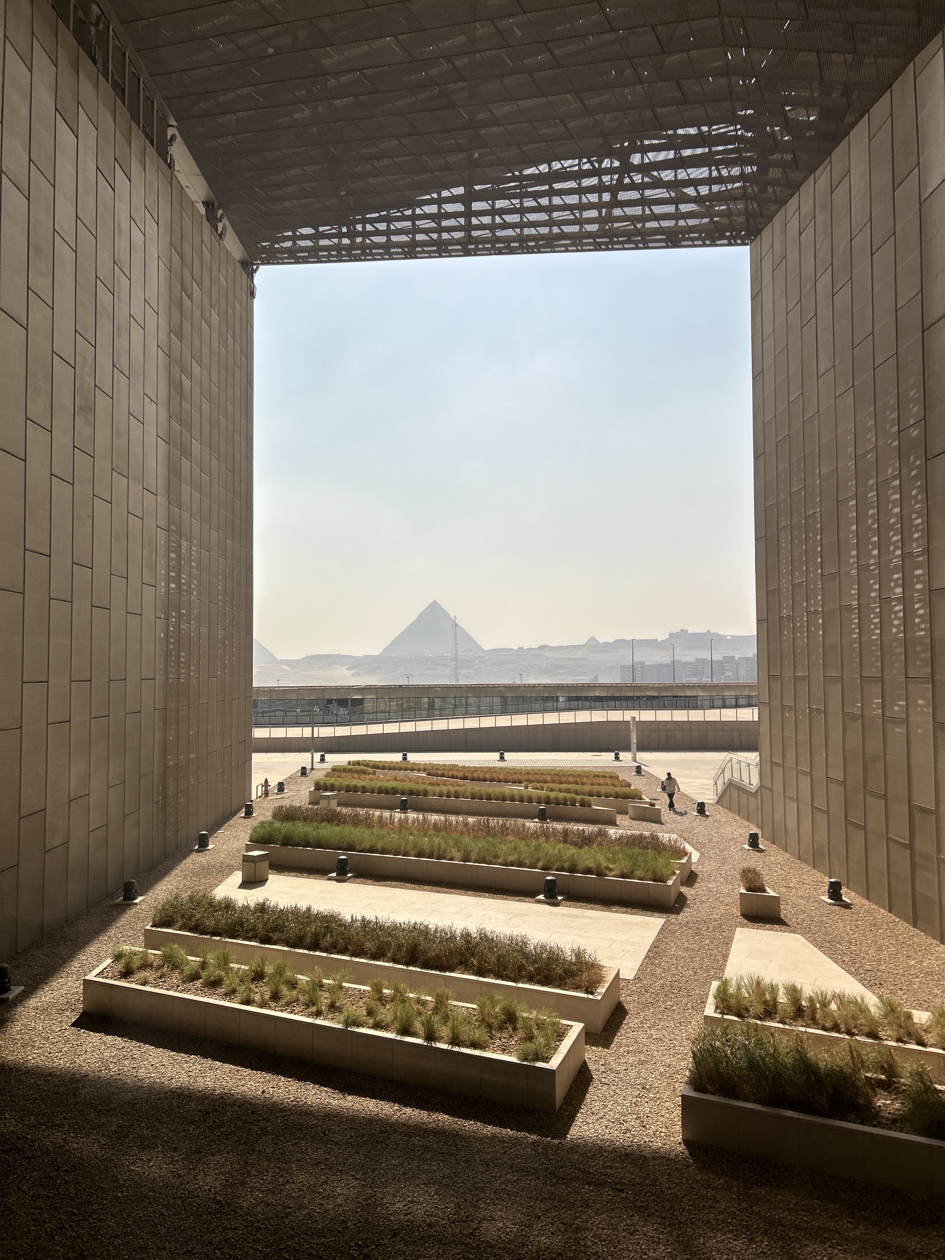 Fantastisk panoramaudsigt til pyramiderne fra det nye egyptiske museum i Cairo