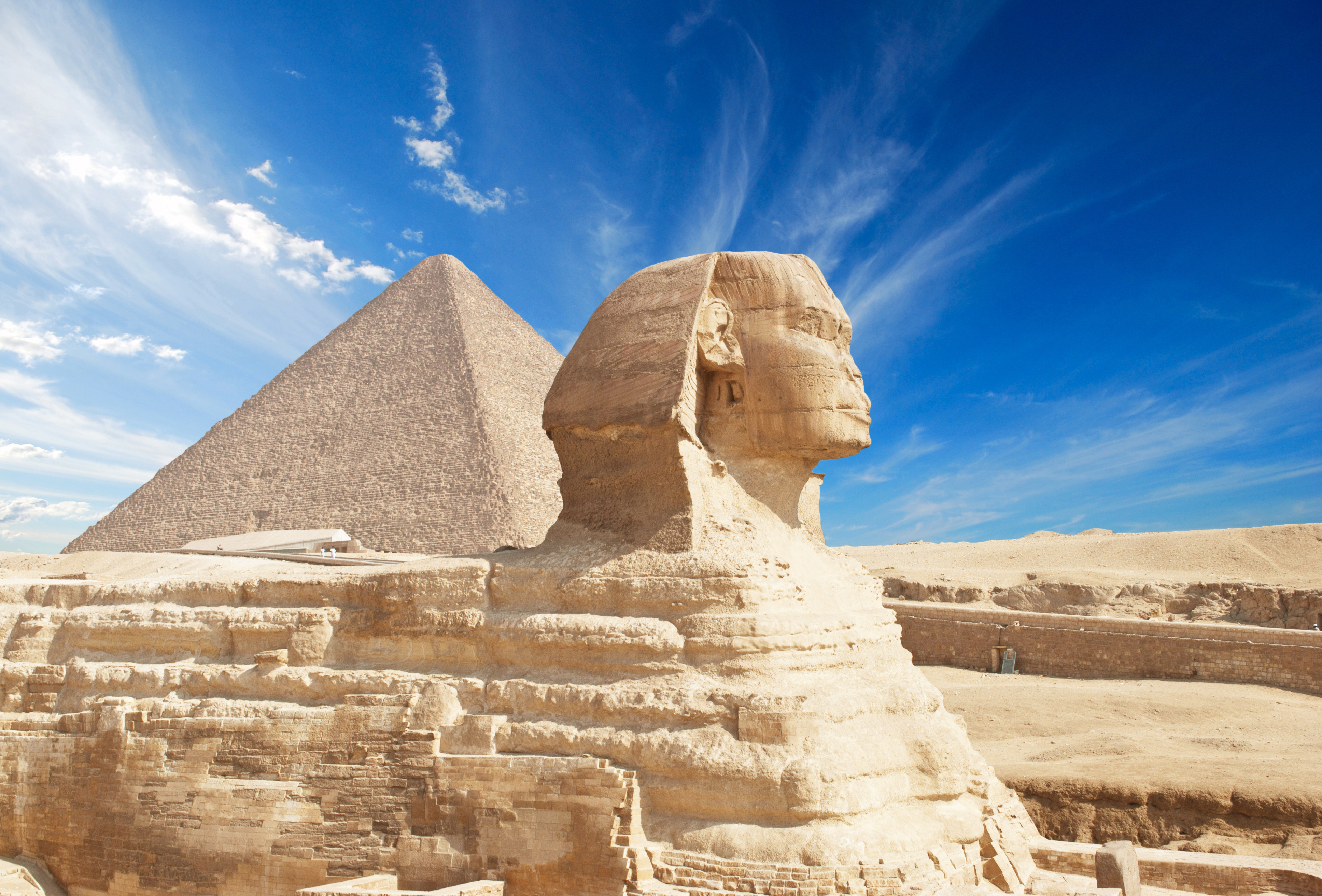 Den berømte Sfinks og pyramide ved Giza i Ægypten under dramatisk himmel