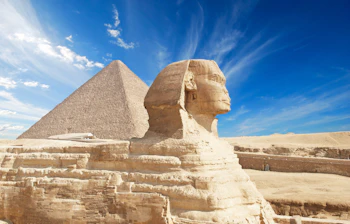 Den berømte Sfinks og pyramide ved Giza i Ægypten under dramatisk himmel