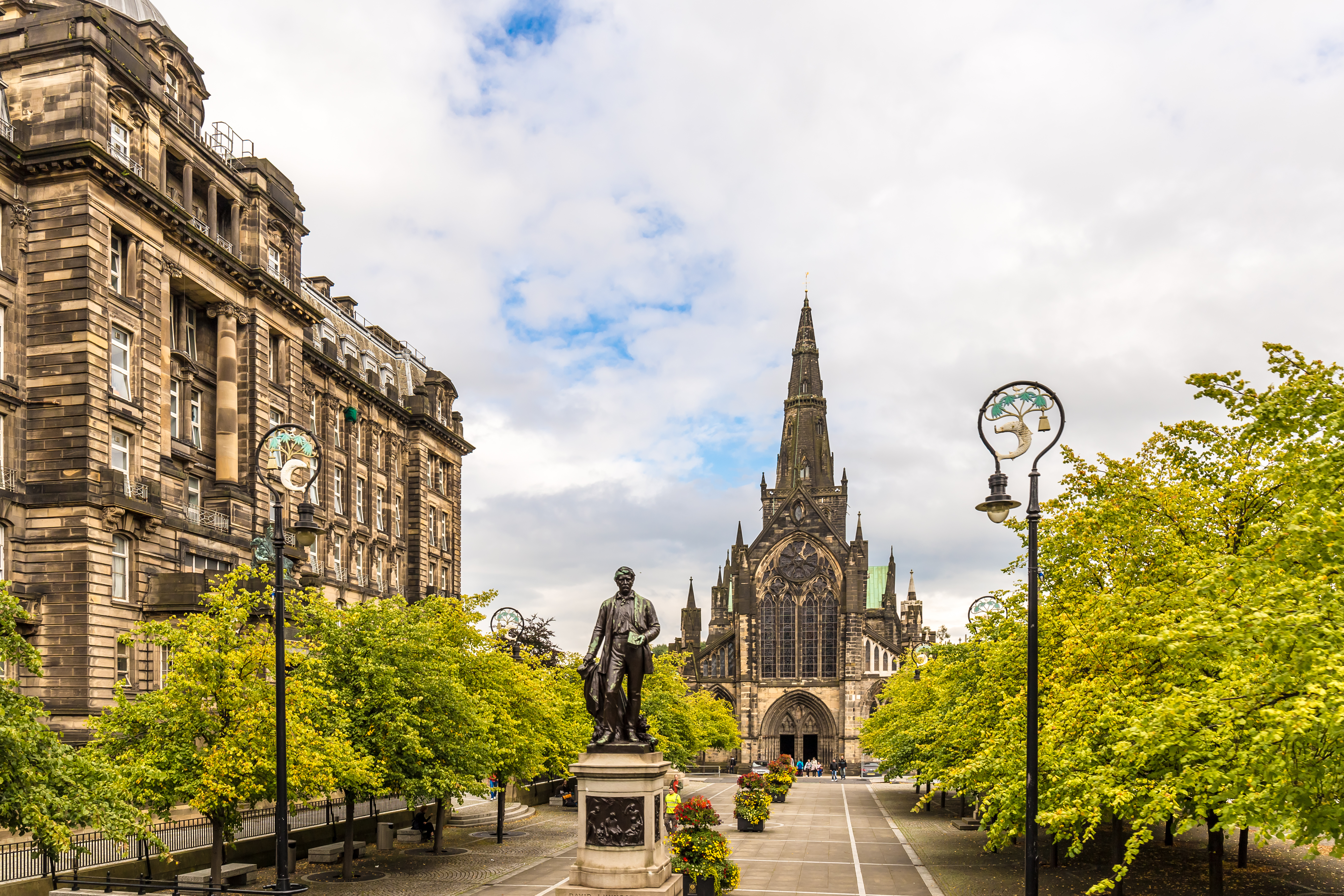 Glasgow Katedral og viktoriansk byarkitektur på den historiske byplads i Skotland