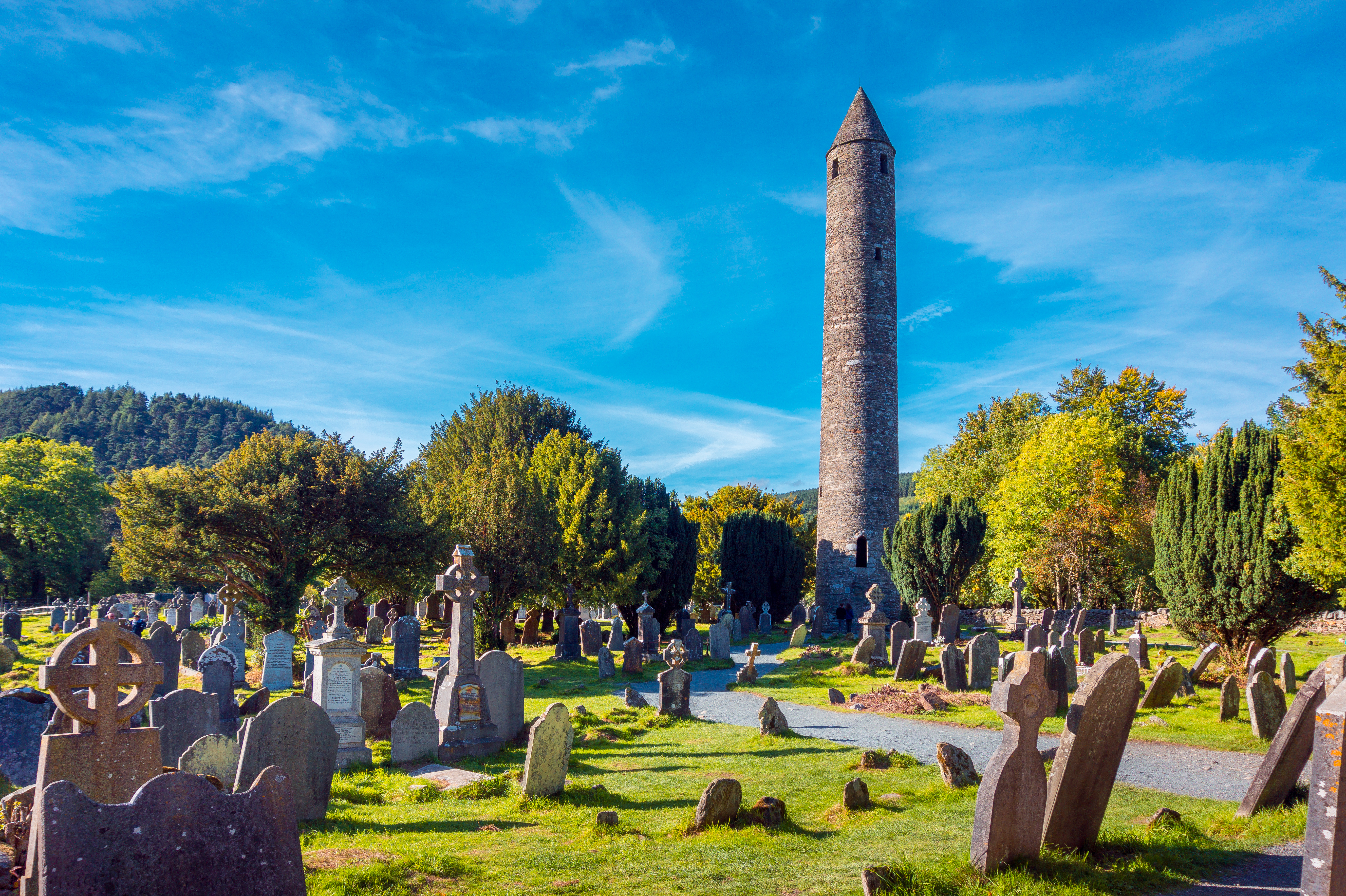 Fascinerende rundt stentårn og klosterruiner fra det 6. århundrede i den smukke Glendalough-dal i Wicklow, Irland