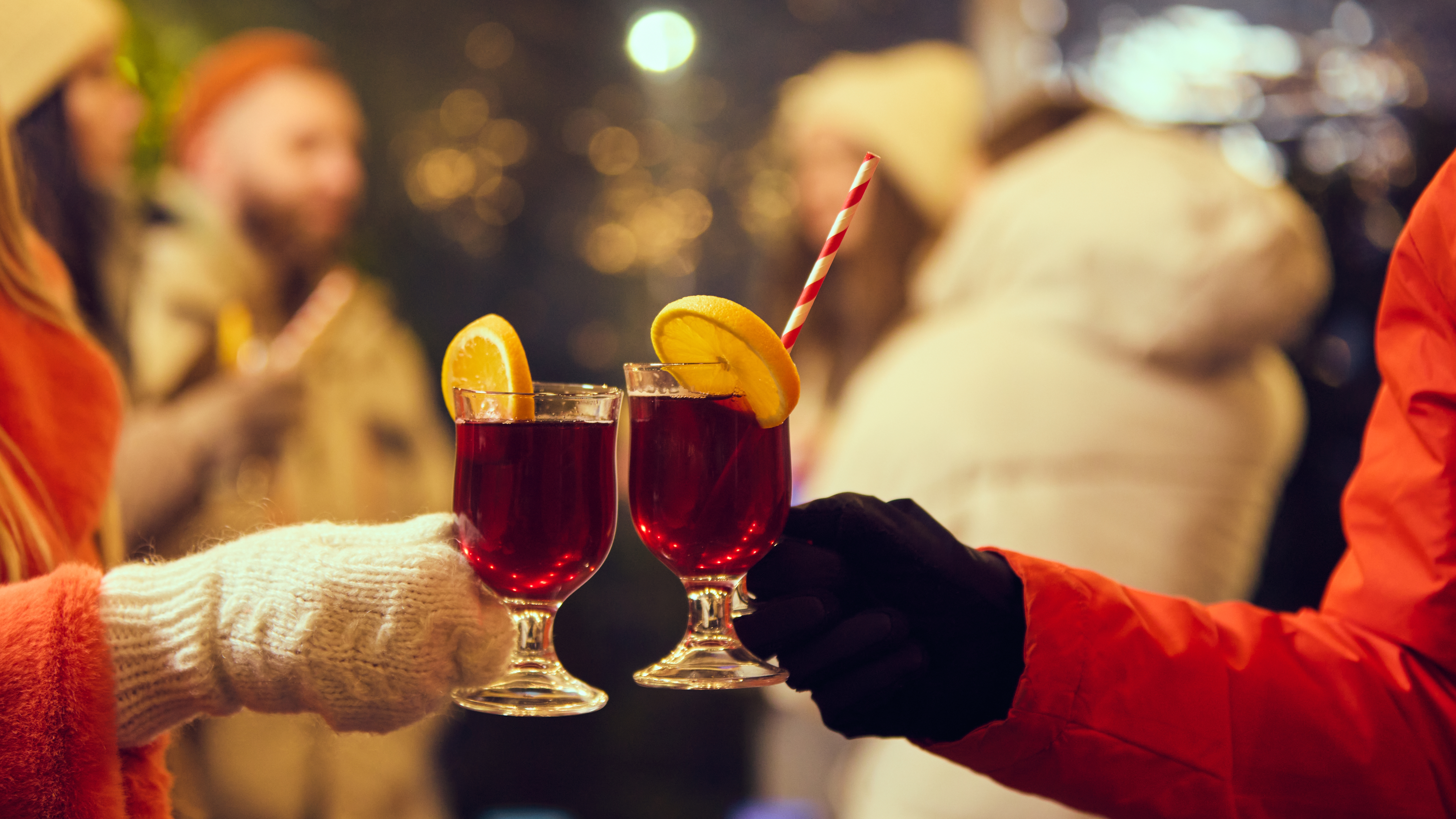 Nyd en varm gløgg ved et europæisk julemarked – perfekt stemning for en hyggelig vinterrejse med venner og familie