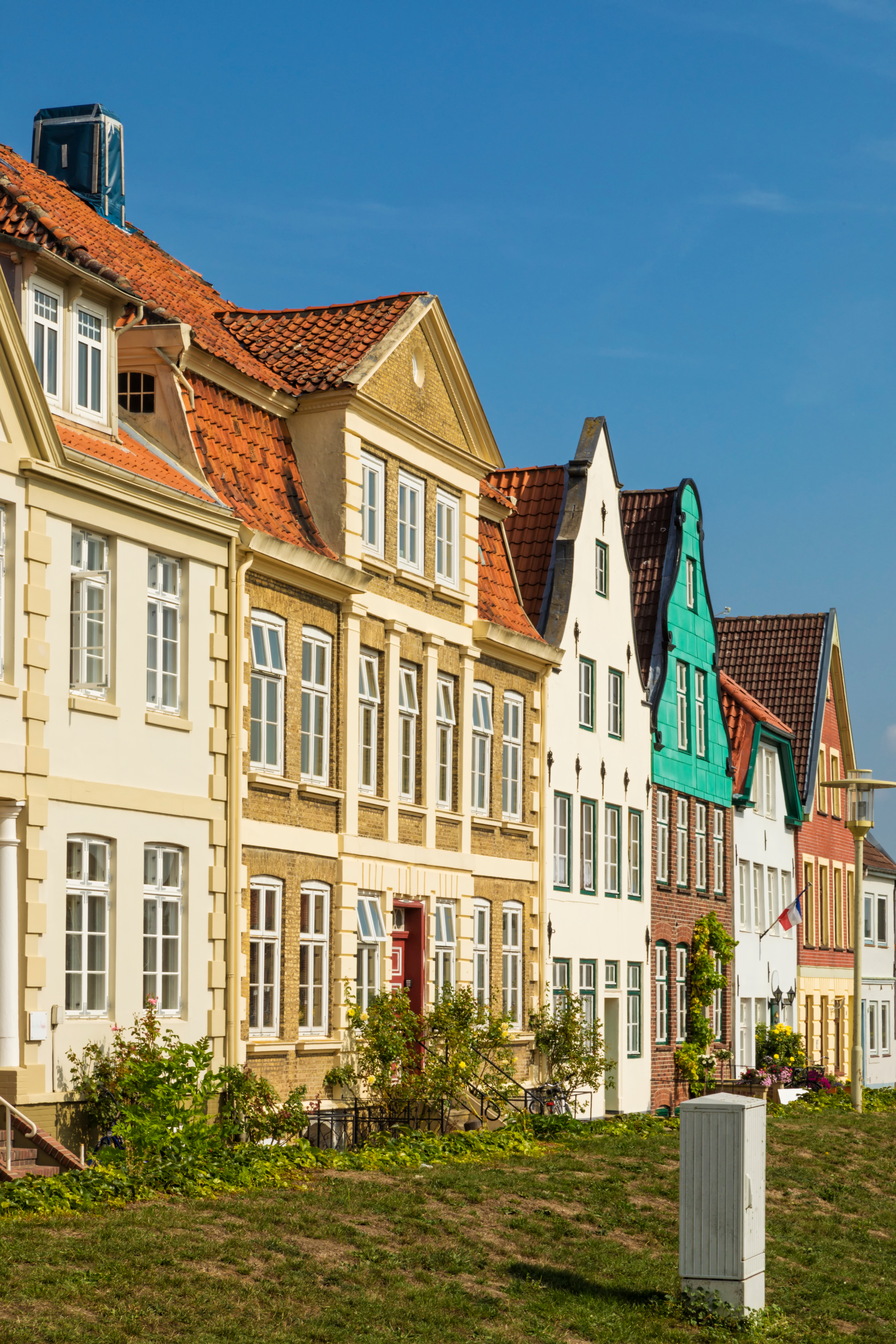 Farverige historiske byhuse ved havnepromenaden i Glückstadt, Tyskland
