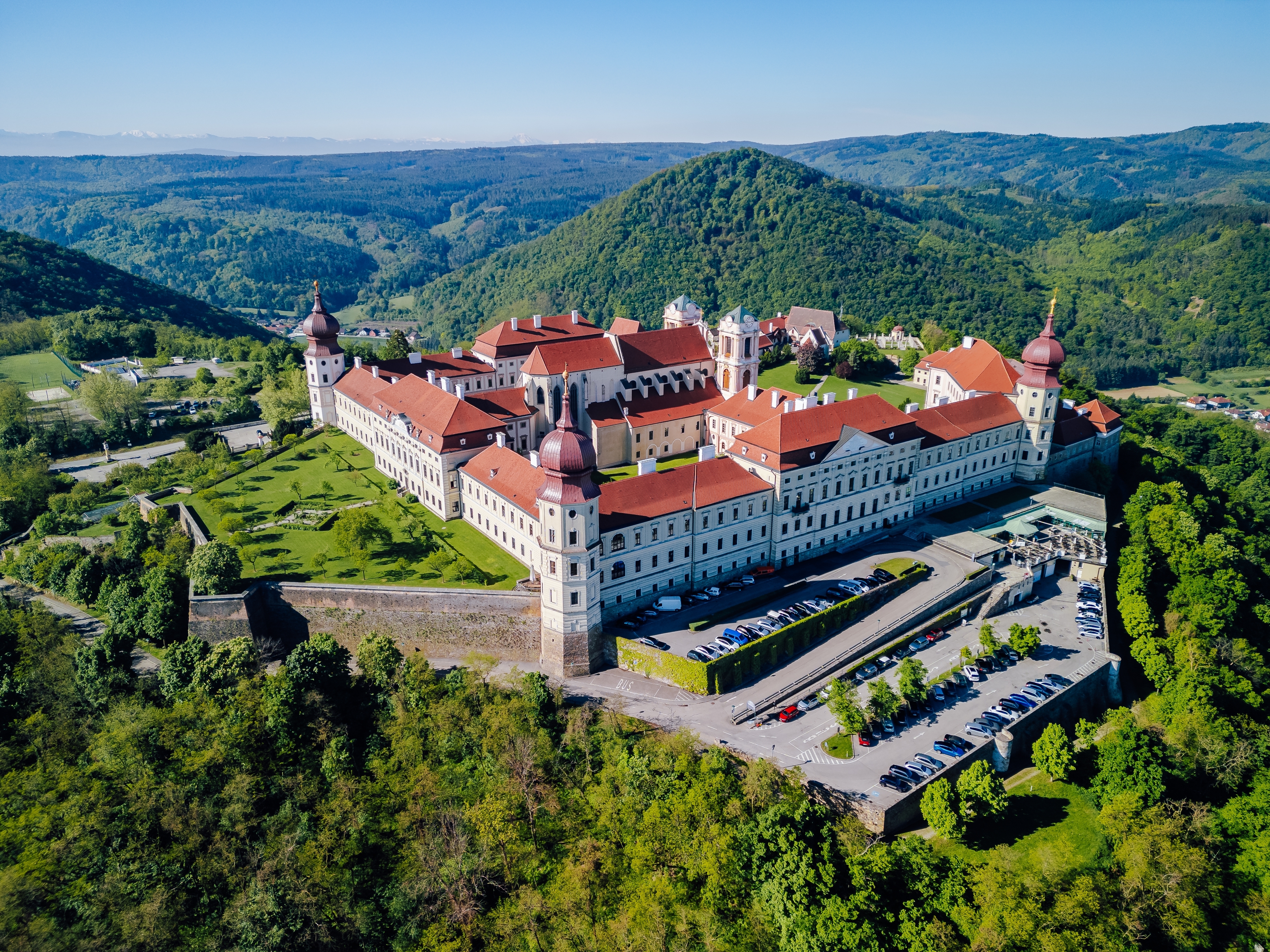 Luftfoto af det historiske Göttweig Kloster på en bakketop i den smukke Wachau-dal i Nedre Østrig, omgivet af frodig natur