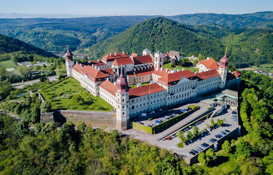 Luftfoto af det historiske Göttweig Kloster på en bakketop i den smukke Wachau-dal i Nedre Østrig, omgivet af frodig natur
