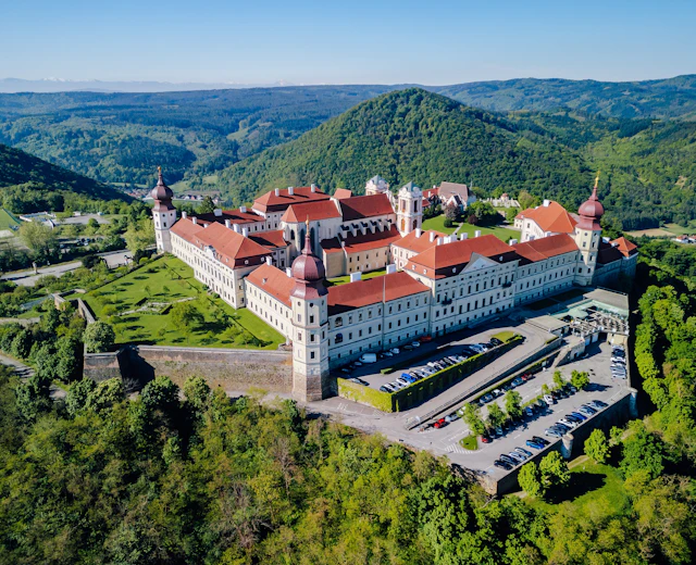 Luftfoto af det historiske Göttweig Kloster på en bakketop i den smukke Wachau-dal i Nedre Østrig, omgivet af frodig natur