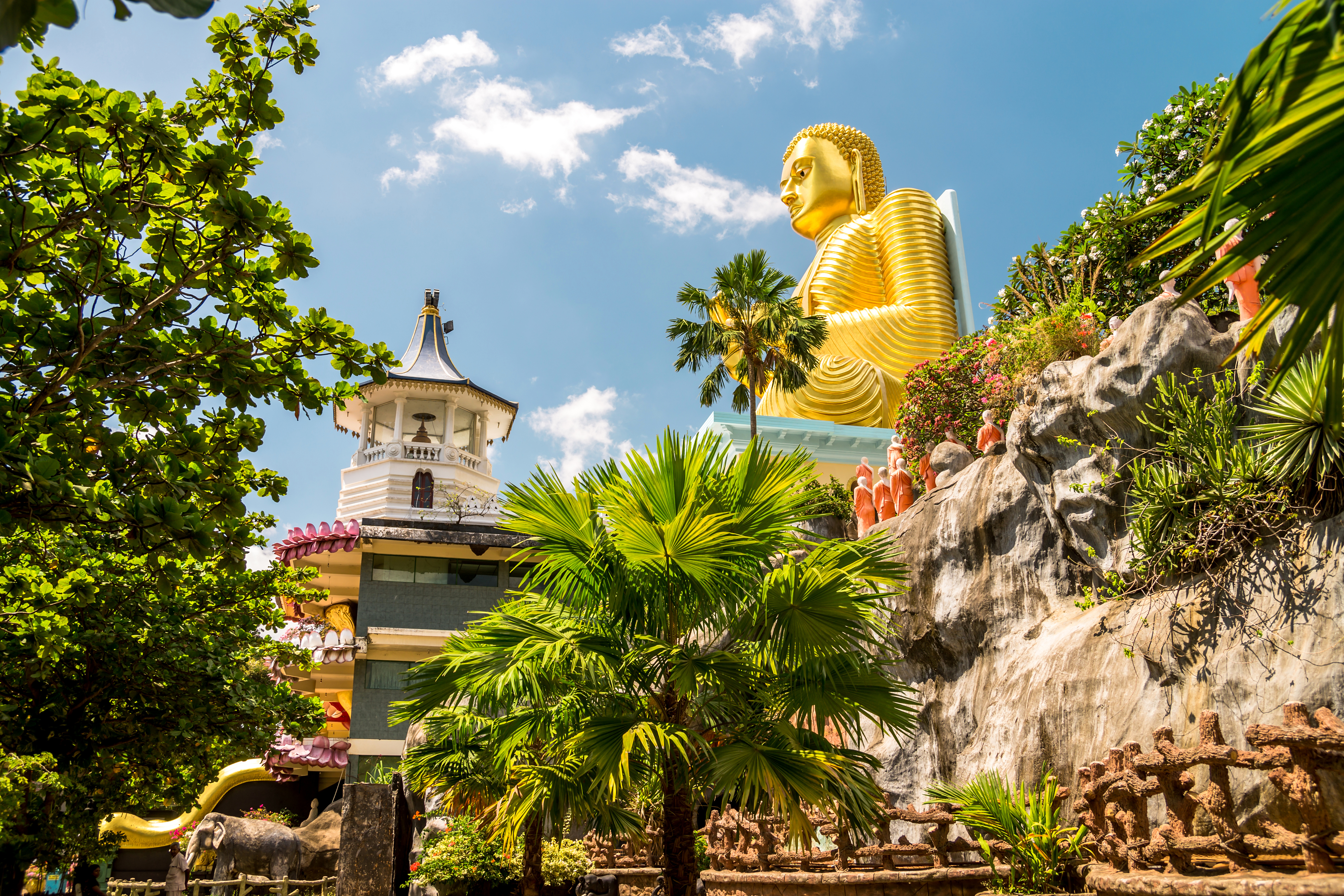 Majestætisk gylden Buddha-statue ved Dambulla templet i Sri Lanka – et af Asiens mest betydningsfulde buddhistiske helligdomme