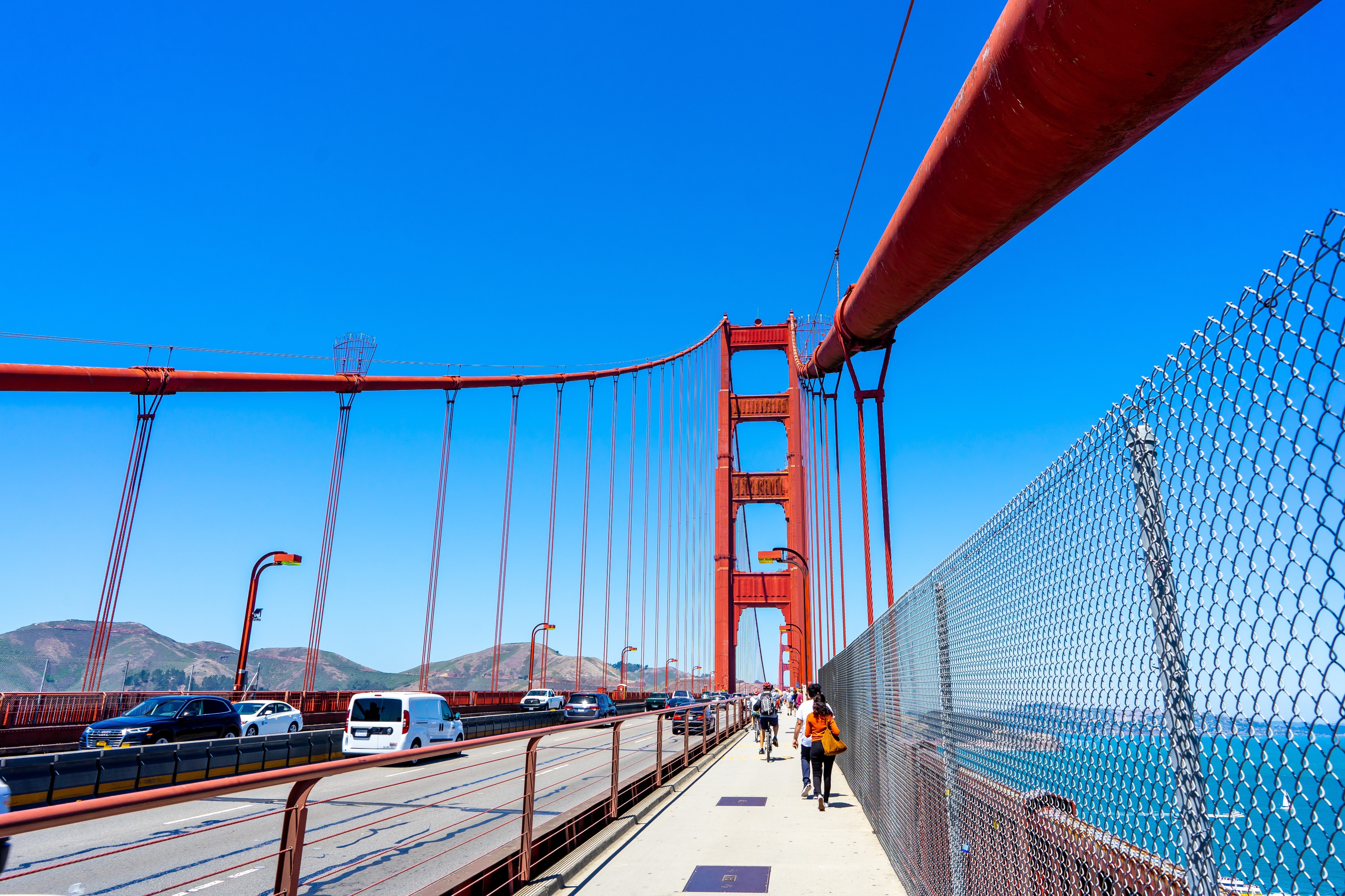 Sightseeing på Golden Gate Bridge med blå himmel og røde broelementeri