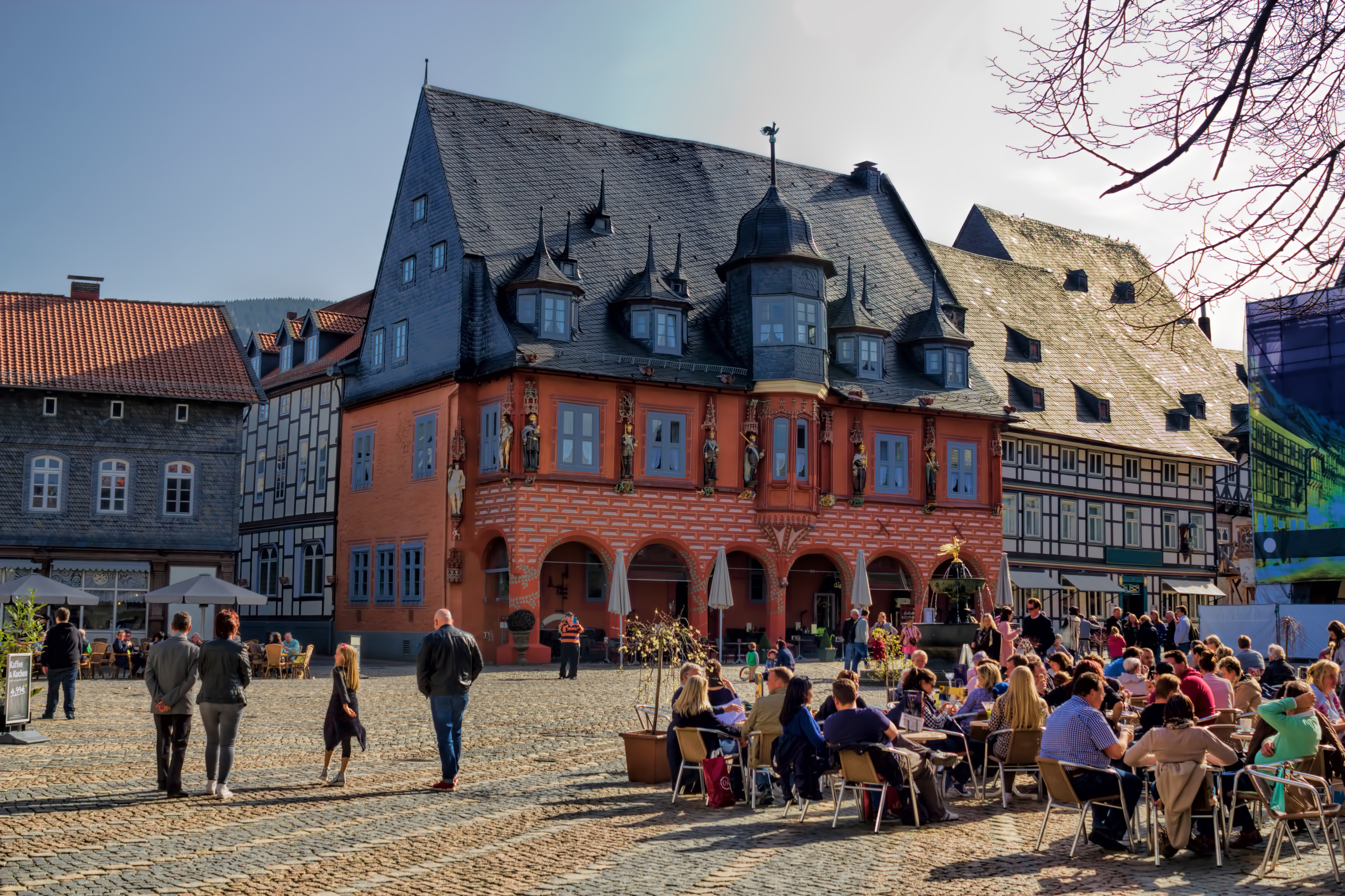 Malerisk markedsplads i den historiske by Goslar med ikoniske bindingsværksbygninger og farverige facader, et must-see i Niedersachsen og en af Tysklands bedst bevarede middelalderbyer