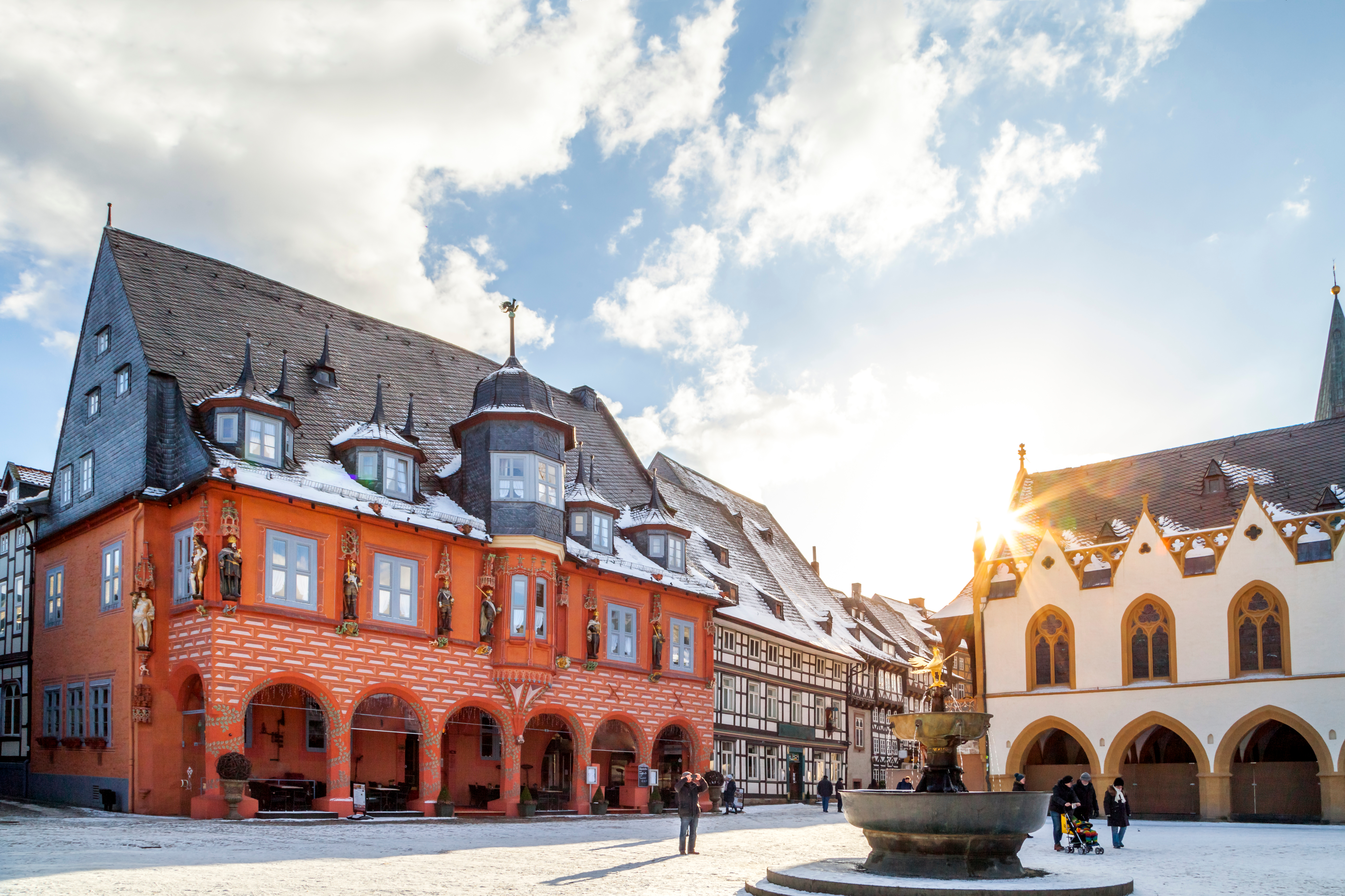 Idyllisk vinterbillede af Goslars historiske markedsplads med den ikoniske røde Kaiserworth og UNESCO-verdensarvsbyen i Niedersachsen, Tyskland