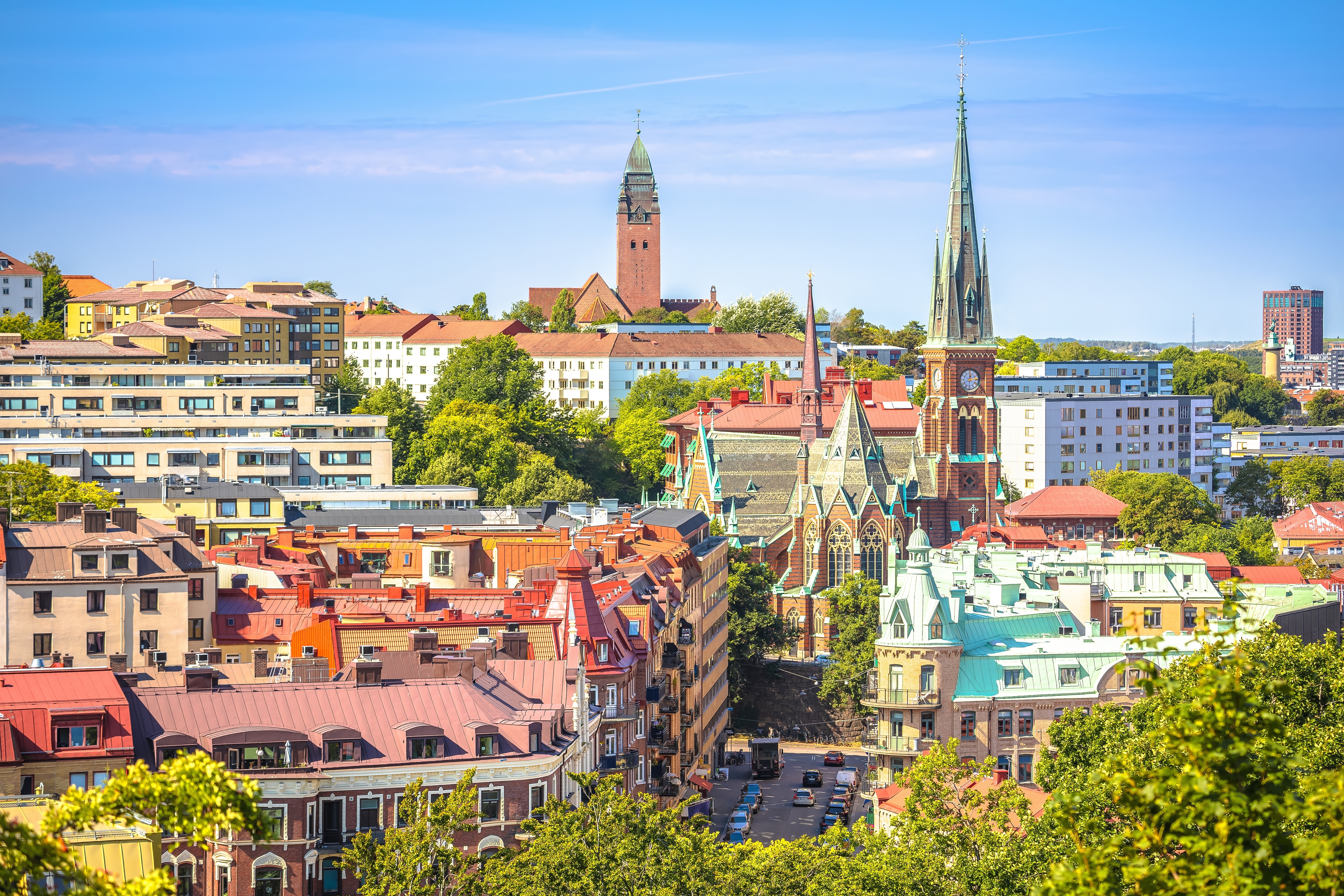 Göteborg centrum med havneudsigt og farverige bygninger under blå himmel i Sverige