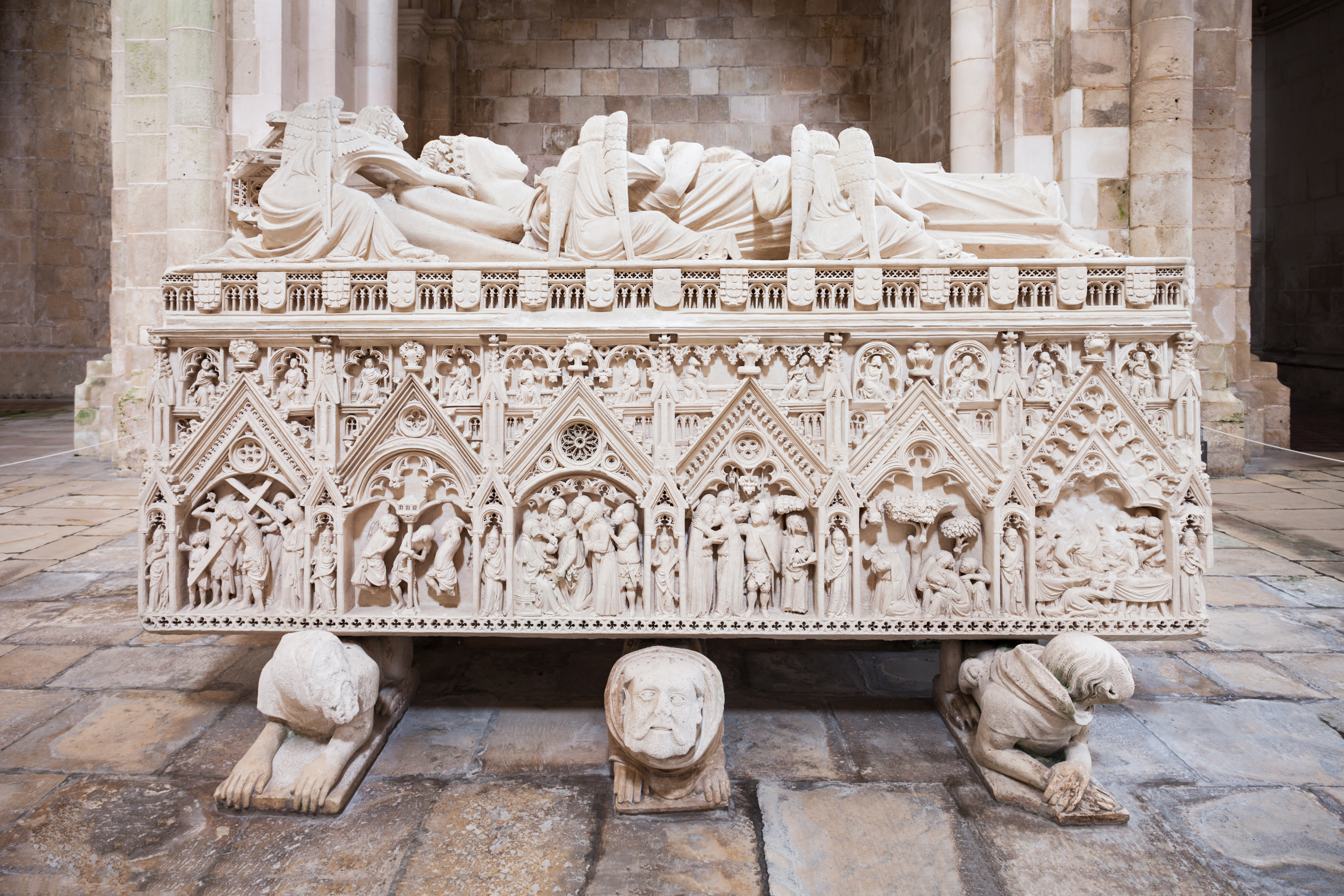 Gotisk klosterarkitektur med ornamenteret gravmæle i Portugal
