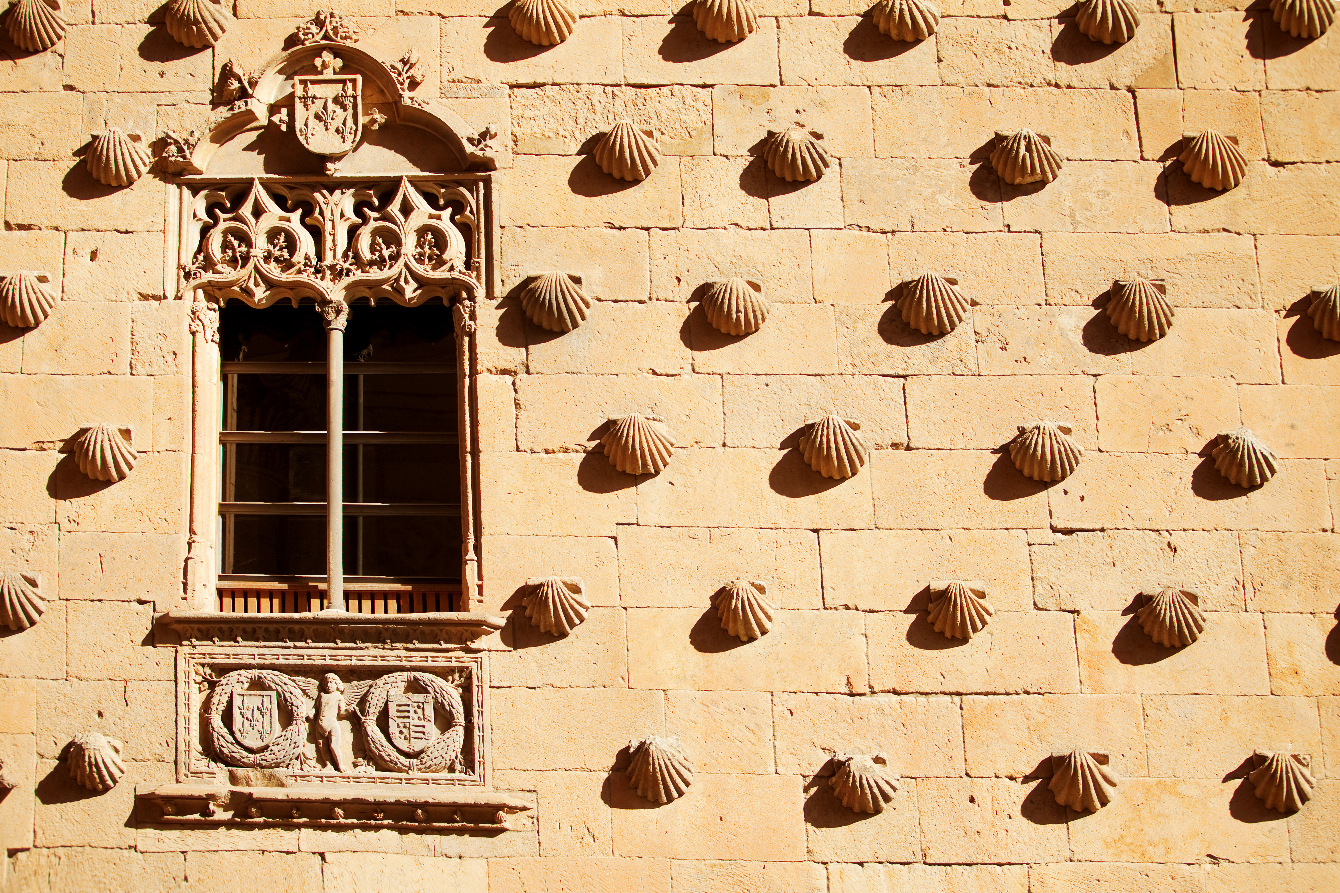 Middelalderlig Casa de las Conchas facade med dekorerede muslingeskaller