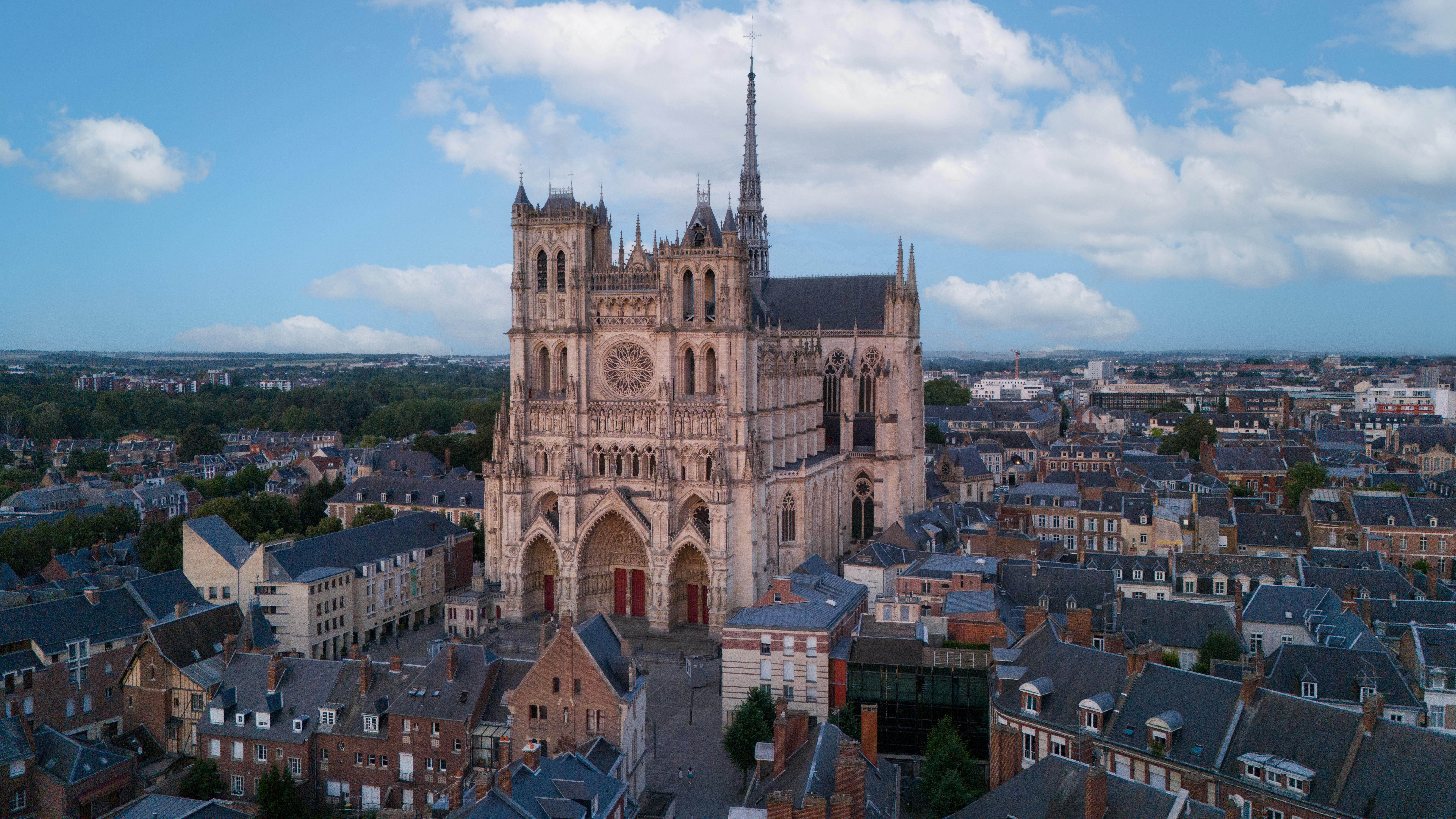 Gotisk katedral i Amiens, Frankrig med smukke tårne og middelalderlig arkitektur