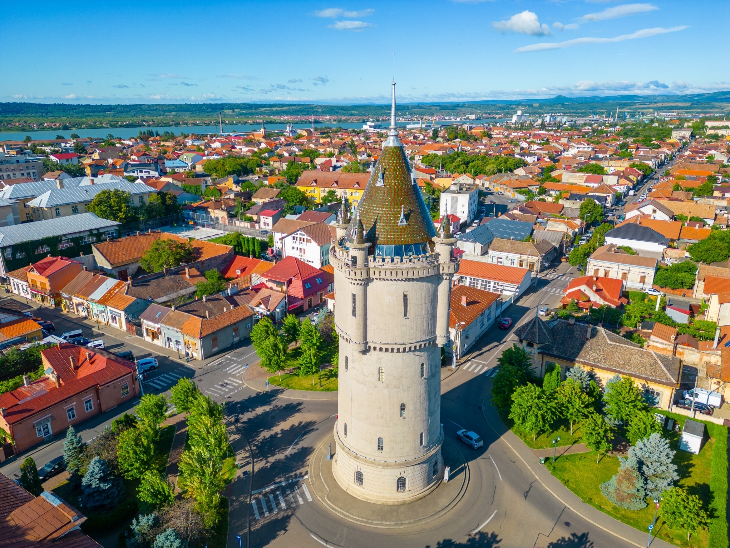 Luftfoto af det gotiske vandtårn i Drobeta-Turnu Severin, Rumænien, med røde tage og grønne trættopper i den charmerende by