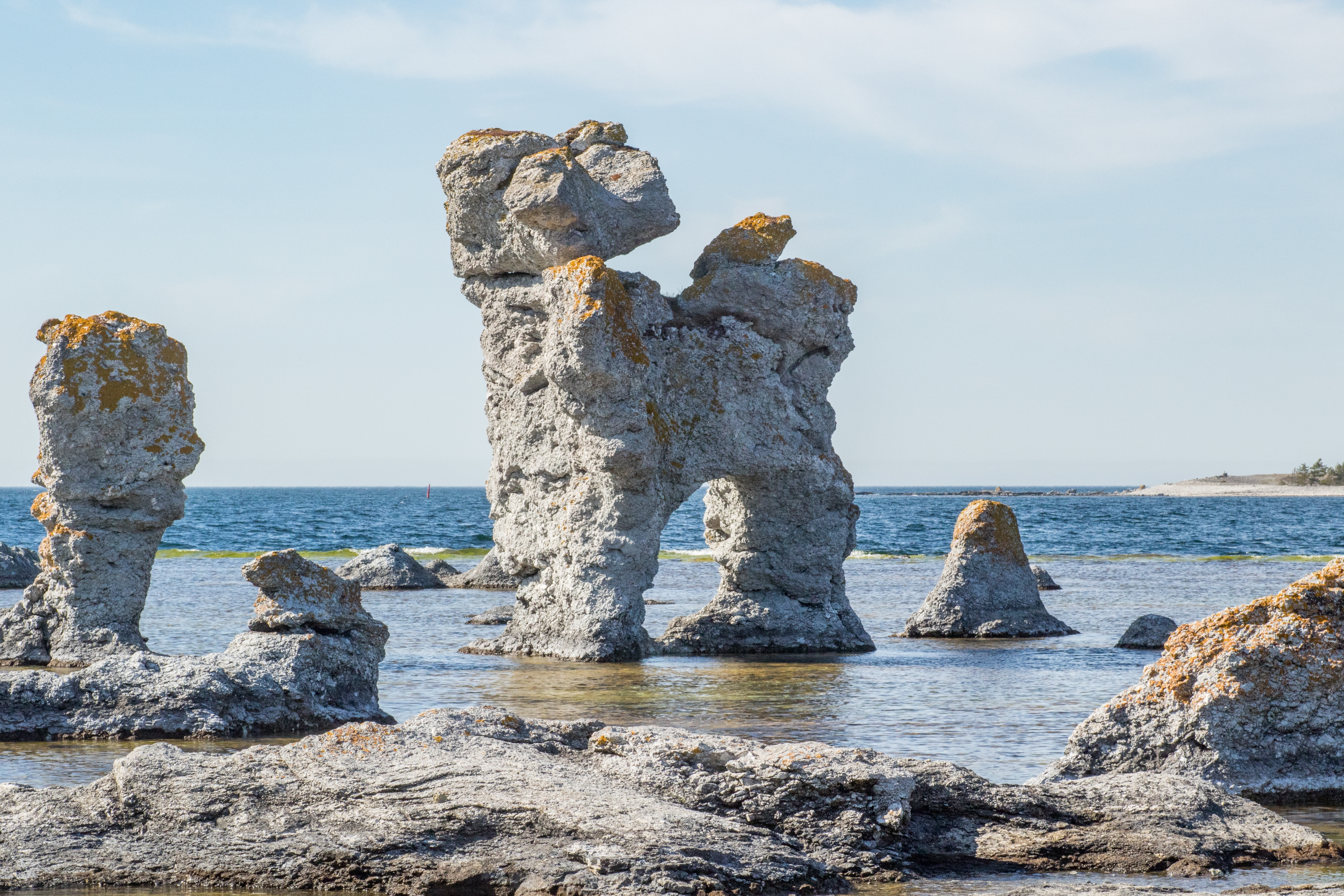 Den spektakulære "Tepotte" ved Gotlands kyst, en af øens mest kendte raukar-formationer, der rejser sig fra havet som et naturskabt kunstværk i det svenske øhav