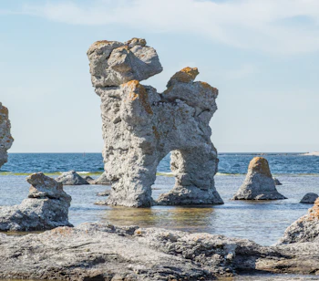 Den spektakulære "Tepotte" ved Gotlands kyst, en af øens mest kendte raukar-formationer, der rejser sig fra havet som et naturskabt kunstværk i det svenske øhav
