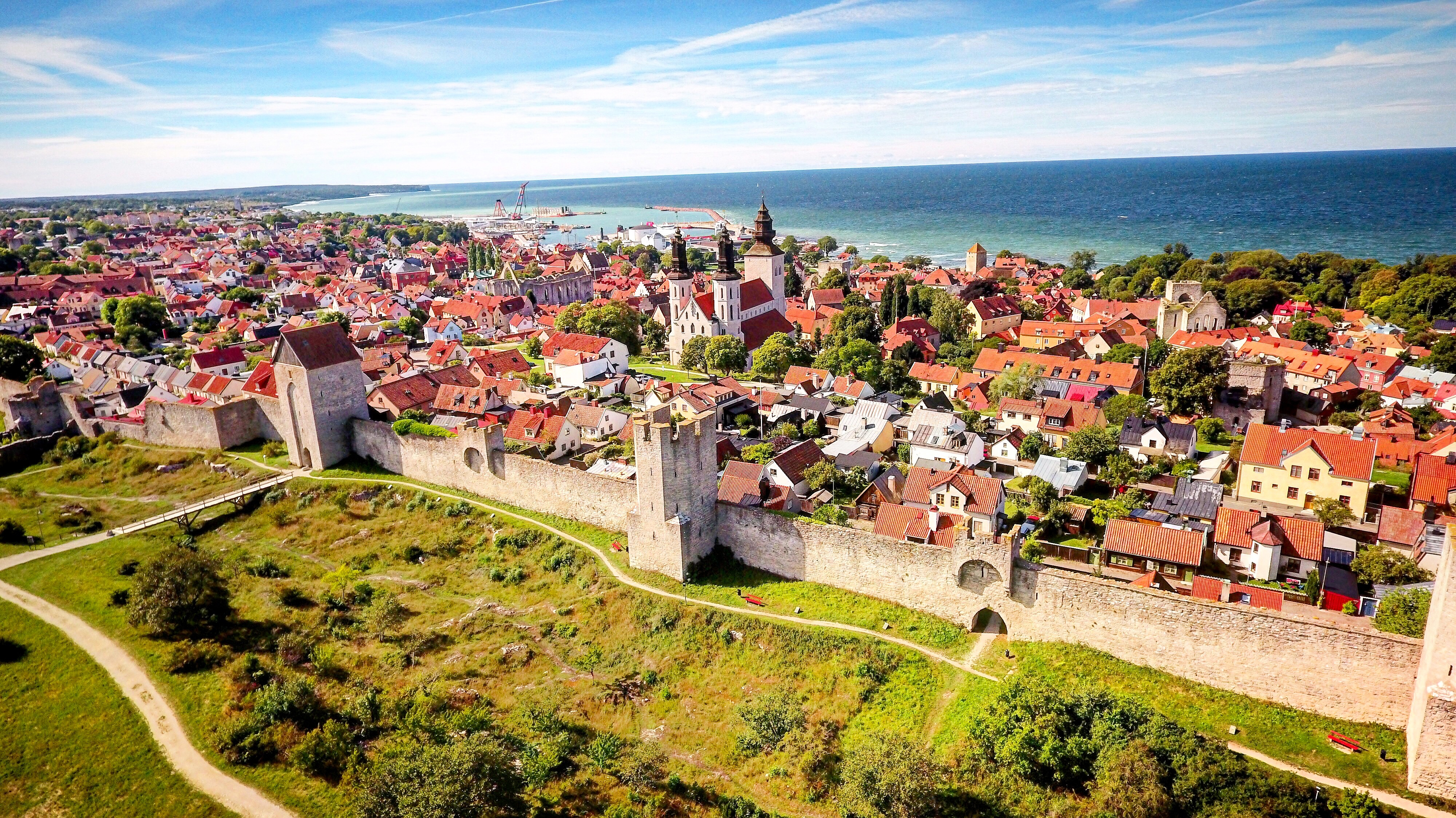 Betagende udsigt over den idylliske middelalderby Visby med sin bymur og historiske arkitektur på Gotland