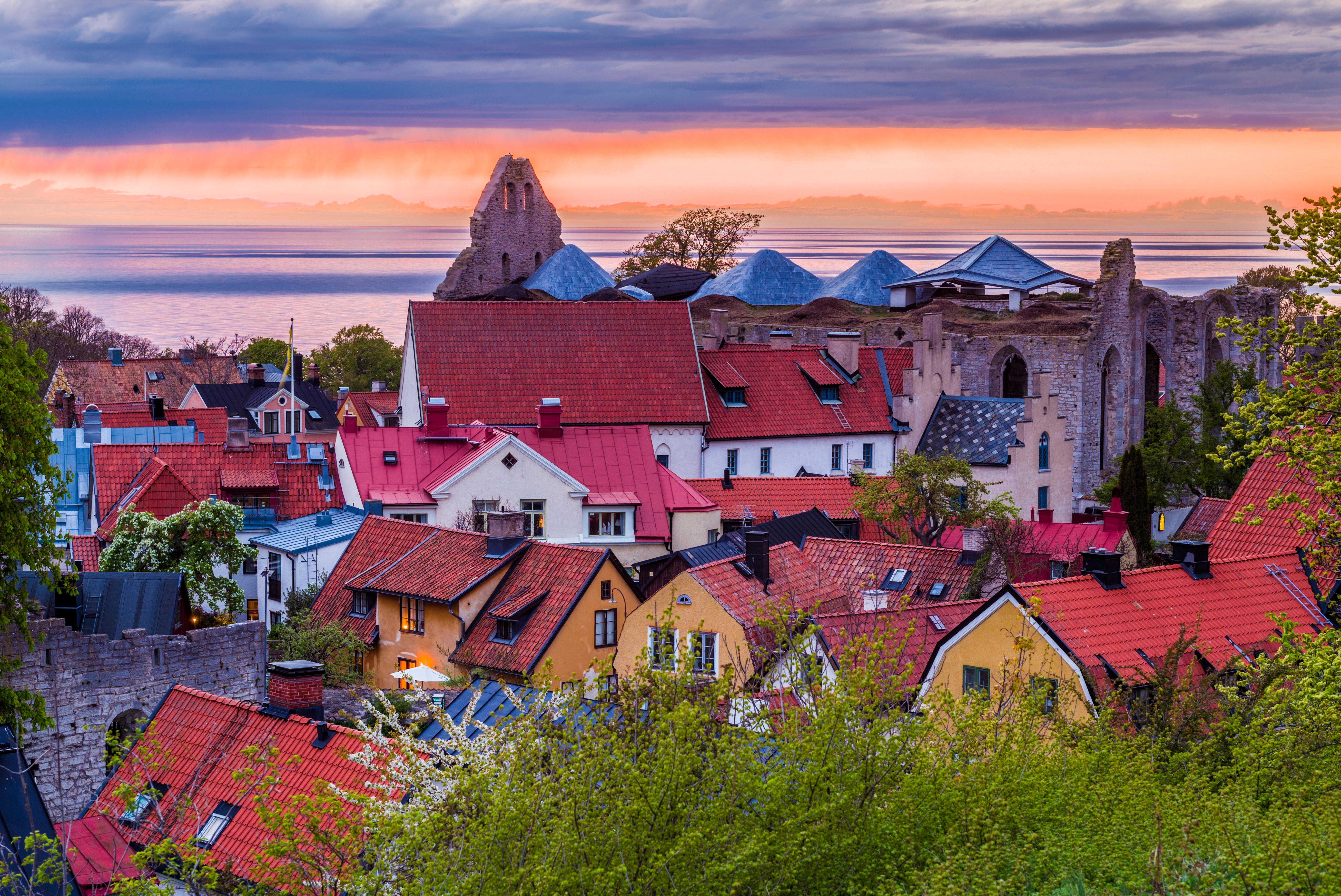 Middelalderlige Visby på Gotland med røde tegltage og storslået udsigt over Østersøen ved solnedgang