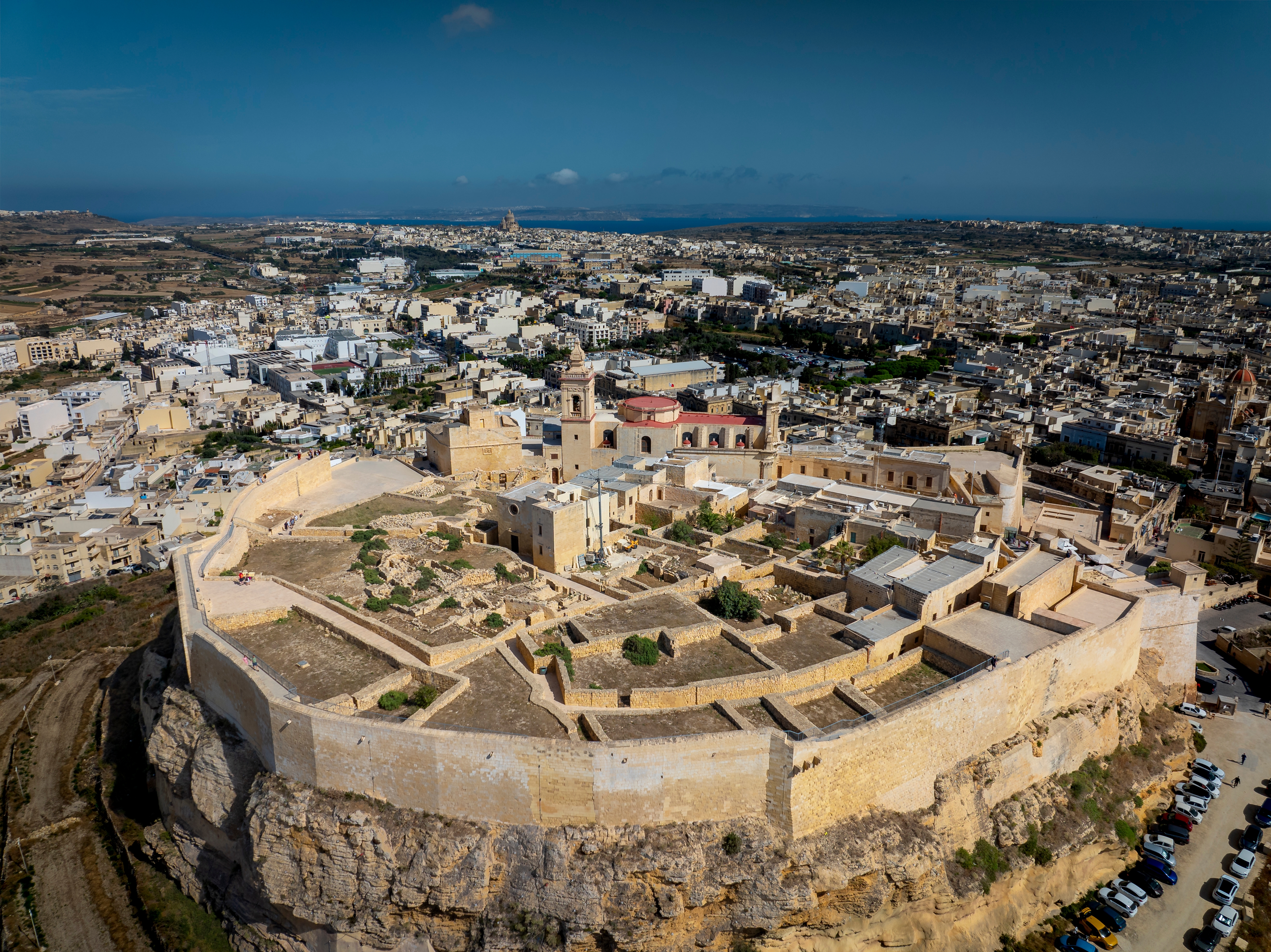 Luftbillede af den gamle citadel fæstning på Gozo øen i Malta med stenbygninger