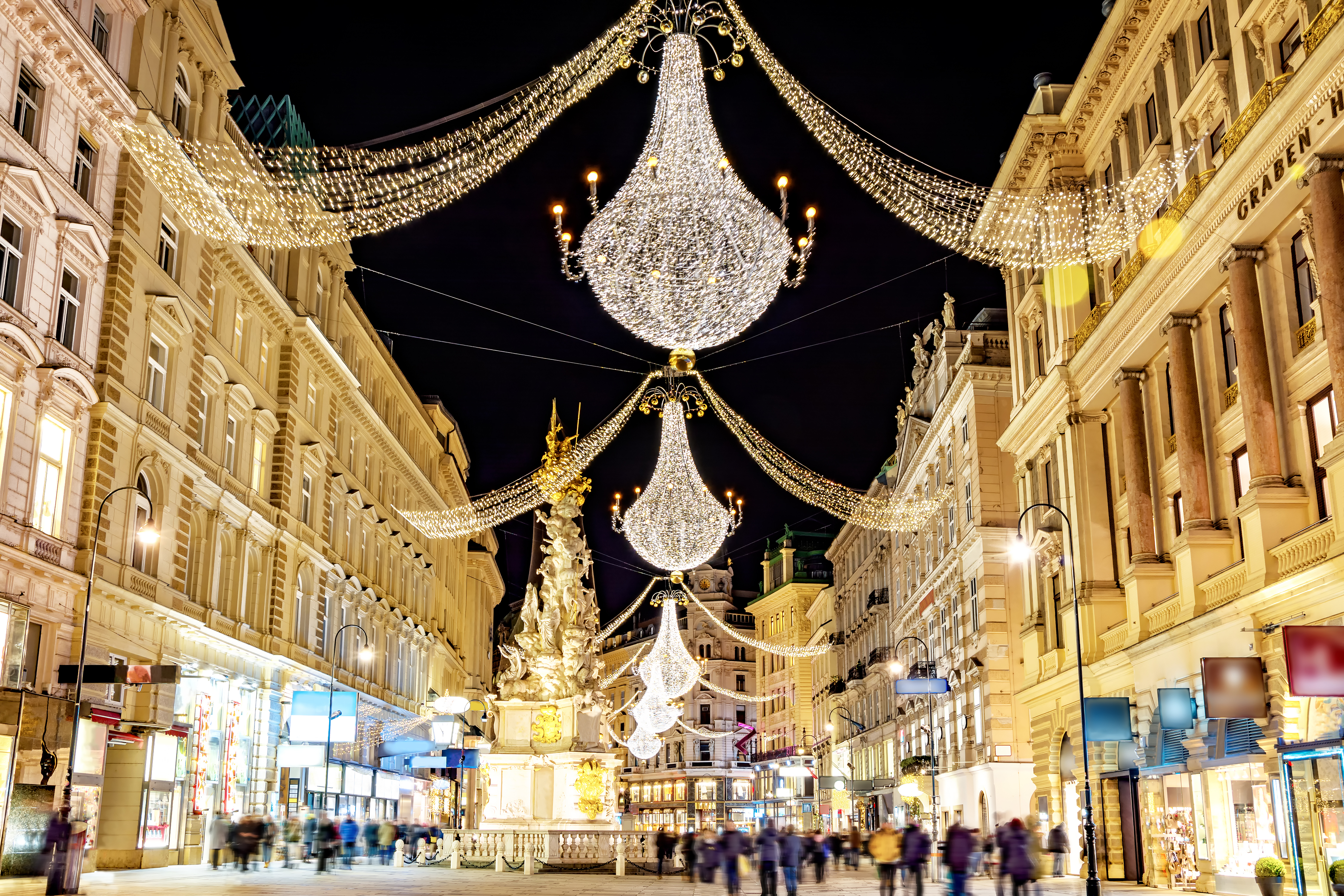 Pragtfulde julelysdekorationer med store lyskroner på Graben i Wien