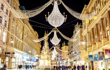 Pragtfulde julelysdekorationer med store lyskroner på Graben i Wien