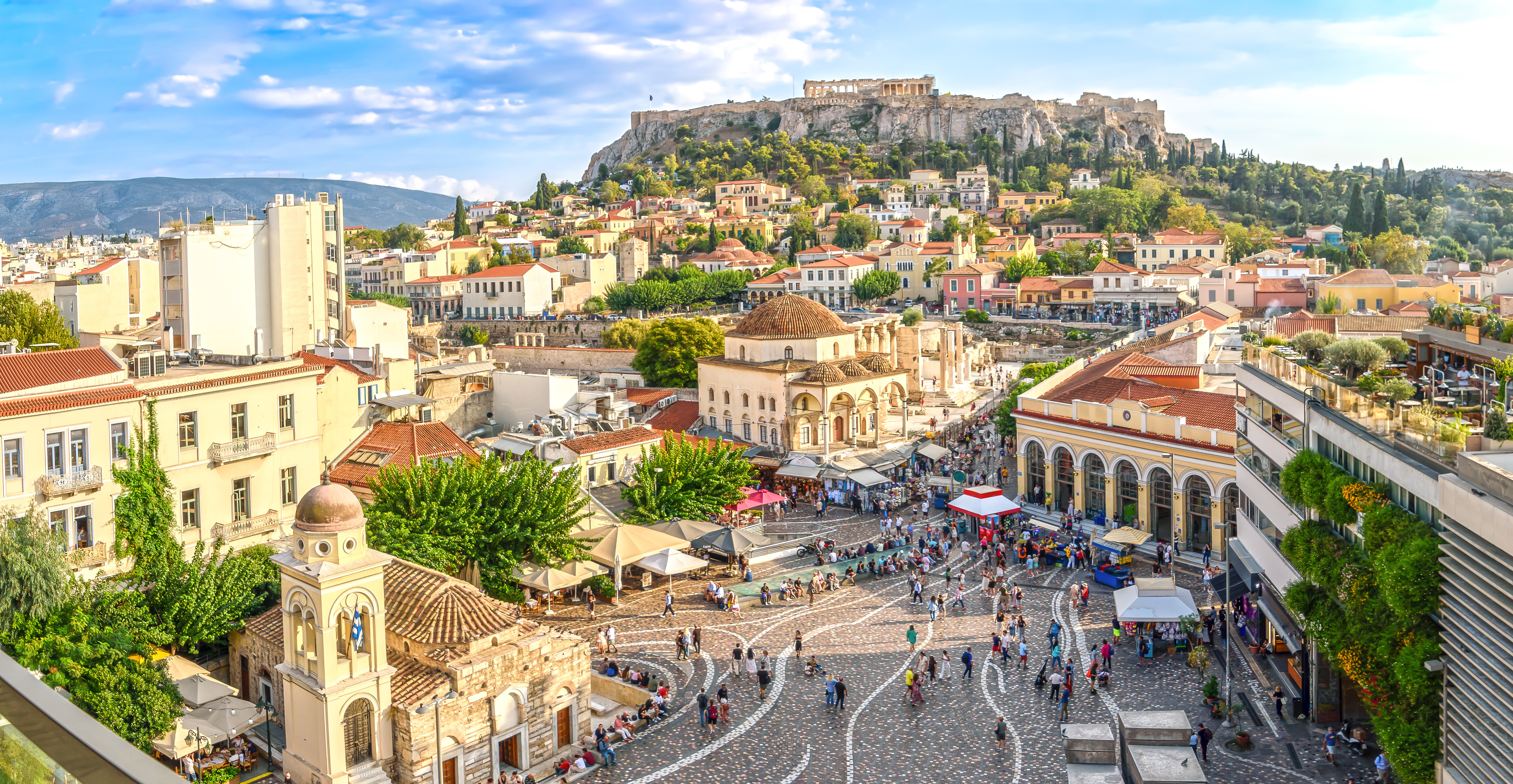 Storslået udsigt over Athen med historiske bygninger, Monastiraki Plads og Akropolis med Parthenon i horisonten