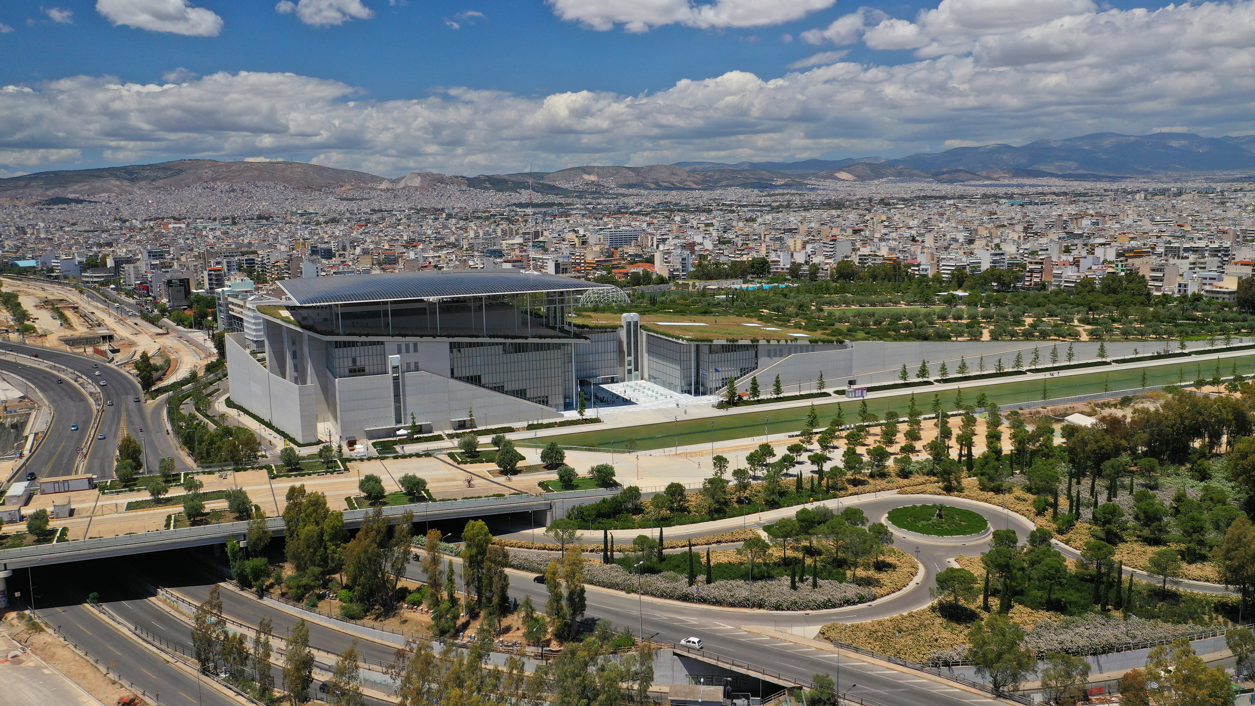 Luftfoto af det ikoniske Stavros Niarchos kulturcenter og park i Athen, Grækenland