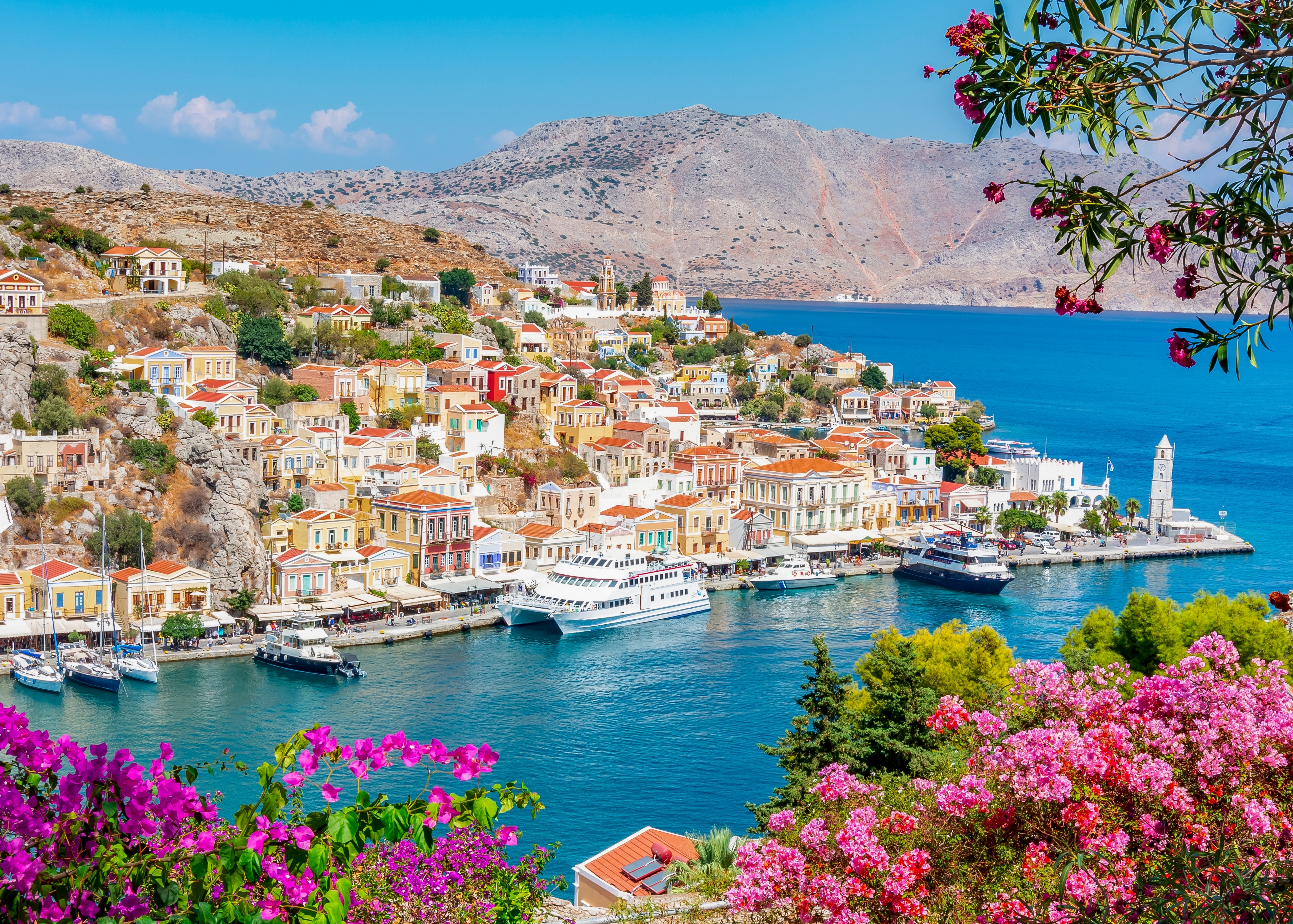 Traditionel græsk arkitektur og havn på den smukke ø Symi i Dodekanes