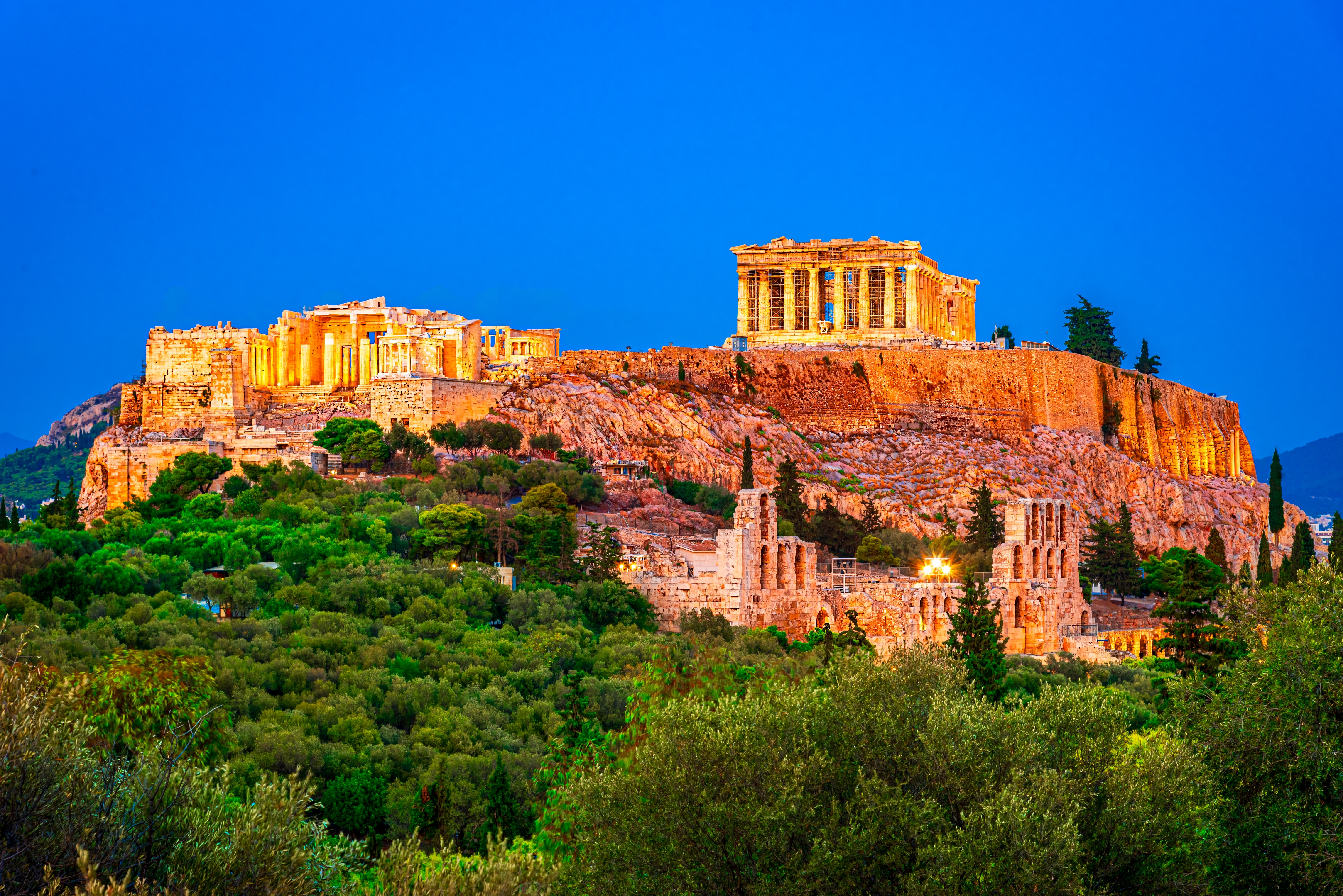 Spektakulær udsigt over det belyste Akropolis med antikke græske templer