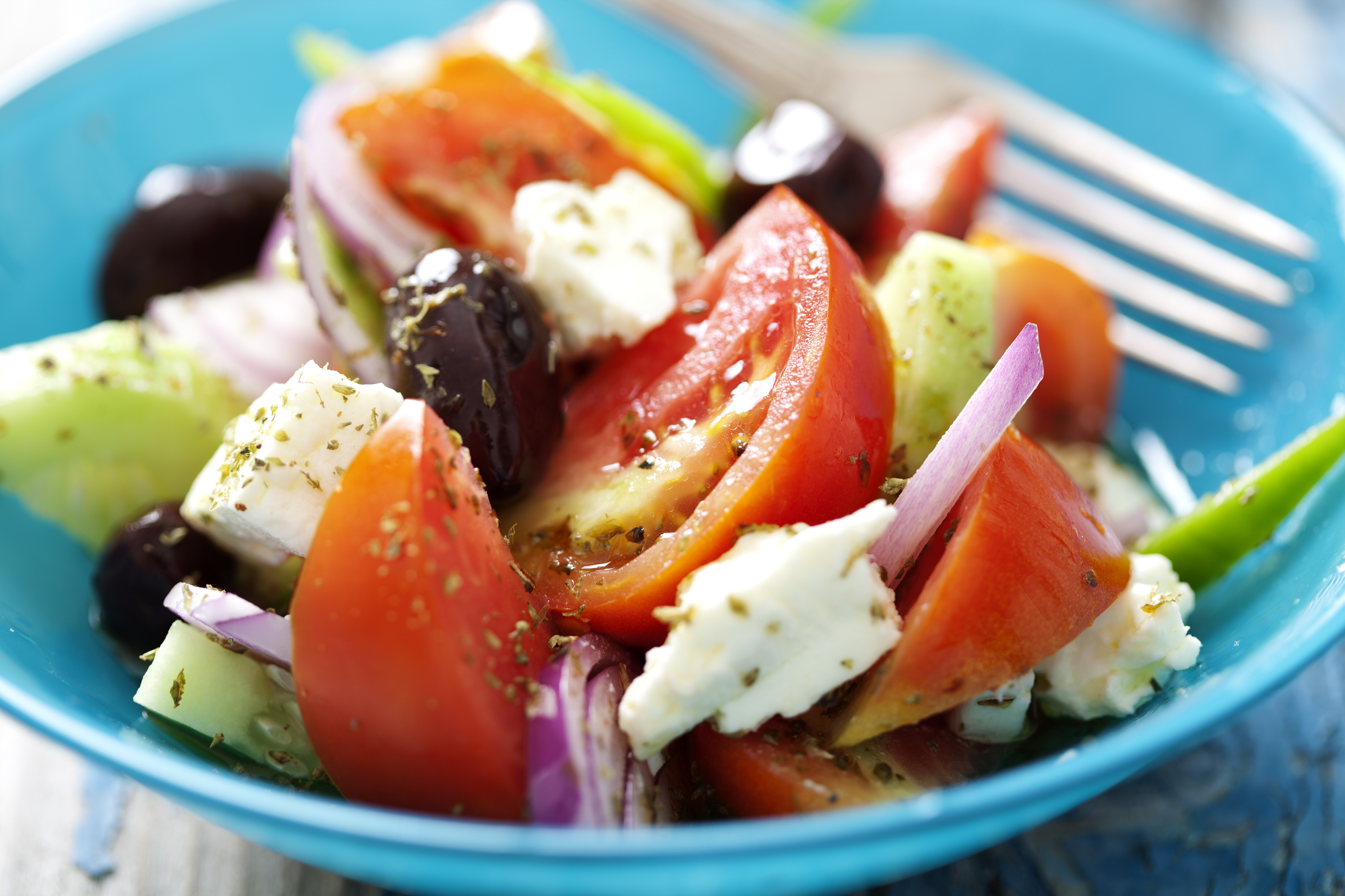 Græsk landsbysalat med feta, oliven, rødløg og oregano krydderi